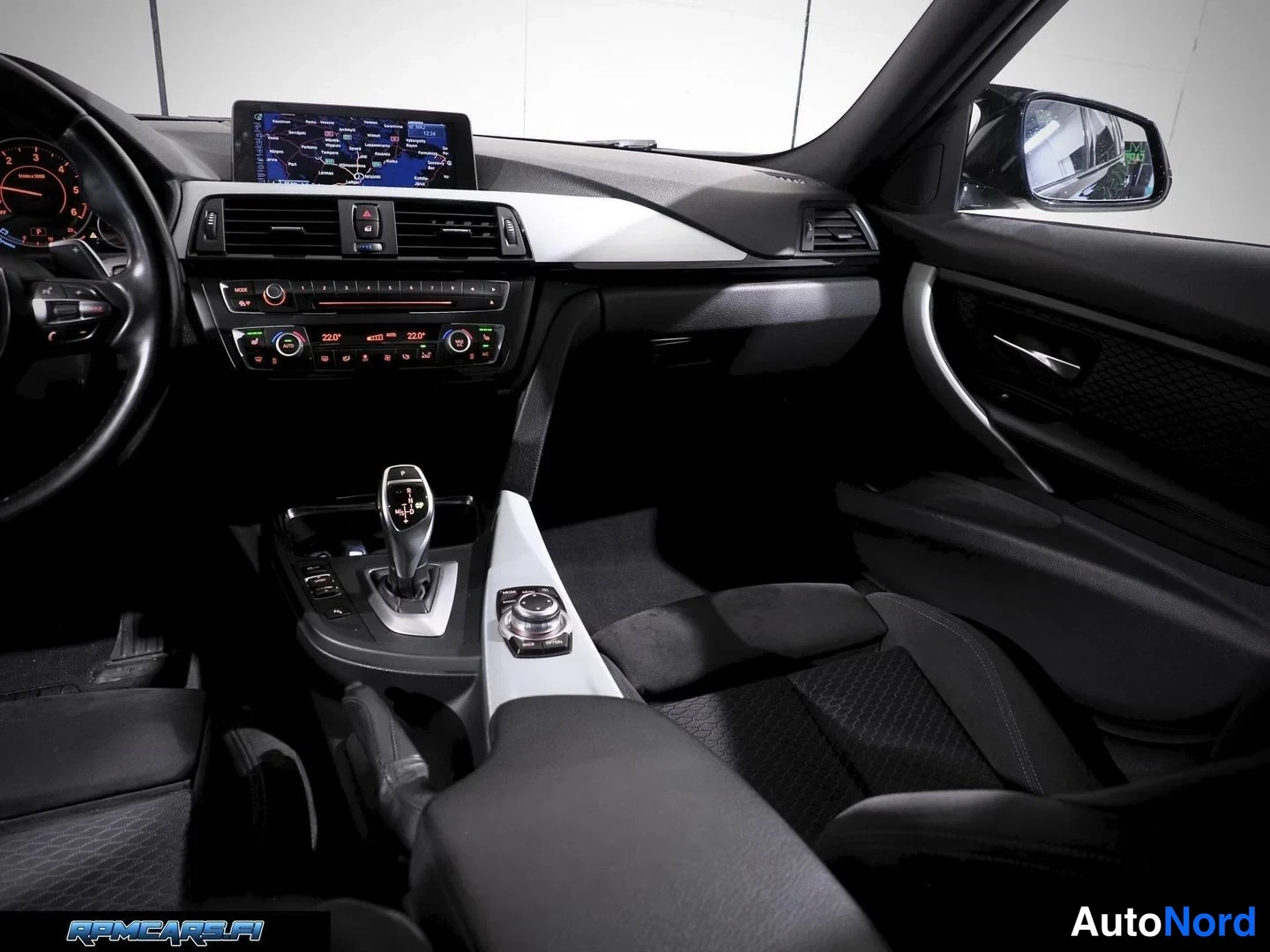 Musta BMW 330d 2013, ohjaamo, kuva 32