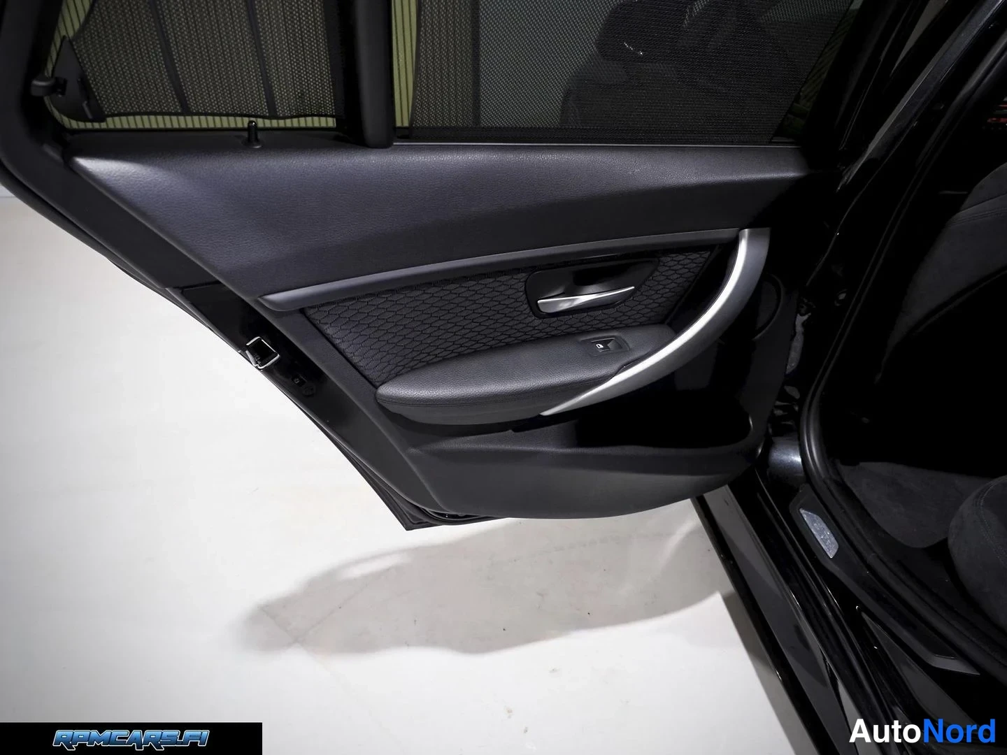 Musta BMW 330d 2013, yksityiskohta, kuva 58