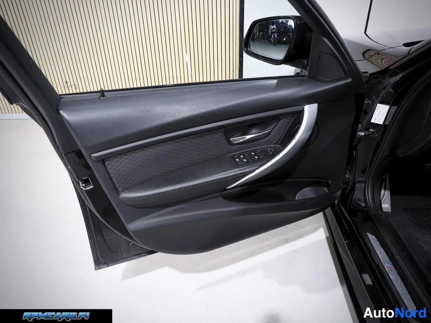 Musta BMW 330d 2013, yksityiskohta, kuva 60