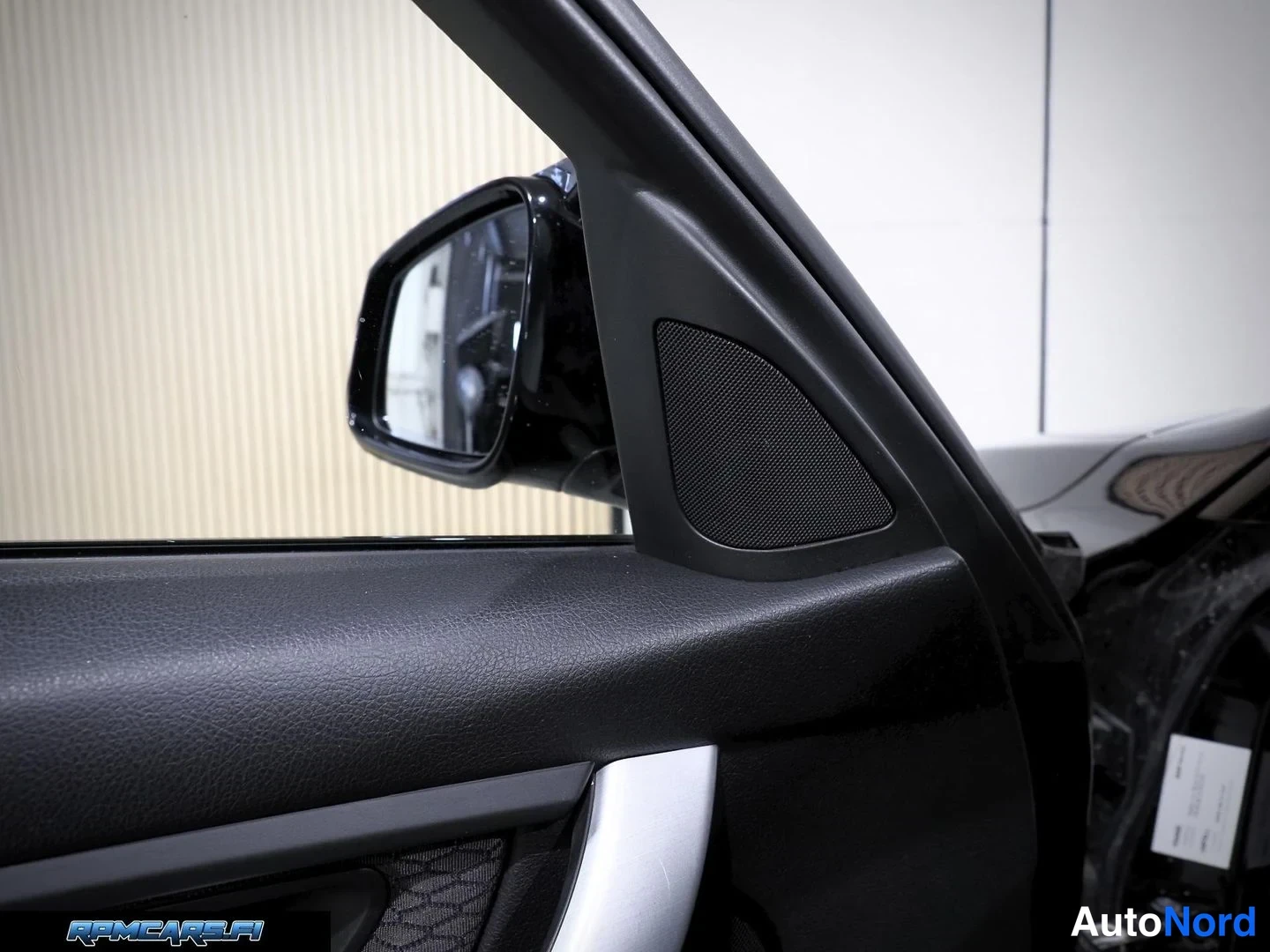 Musta BMW 330d 2013, yksityiskohta, kuva 61