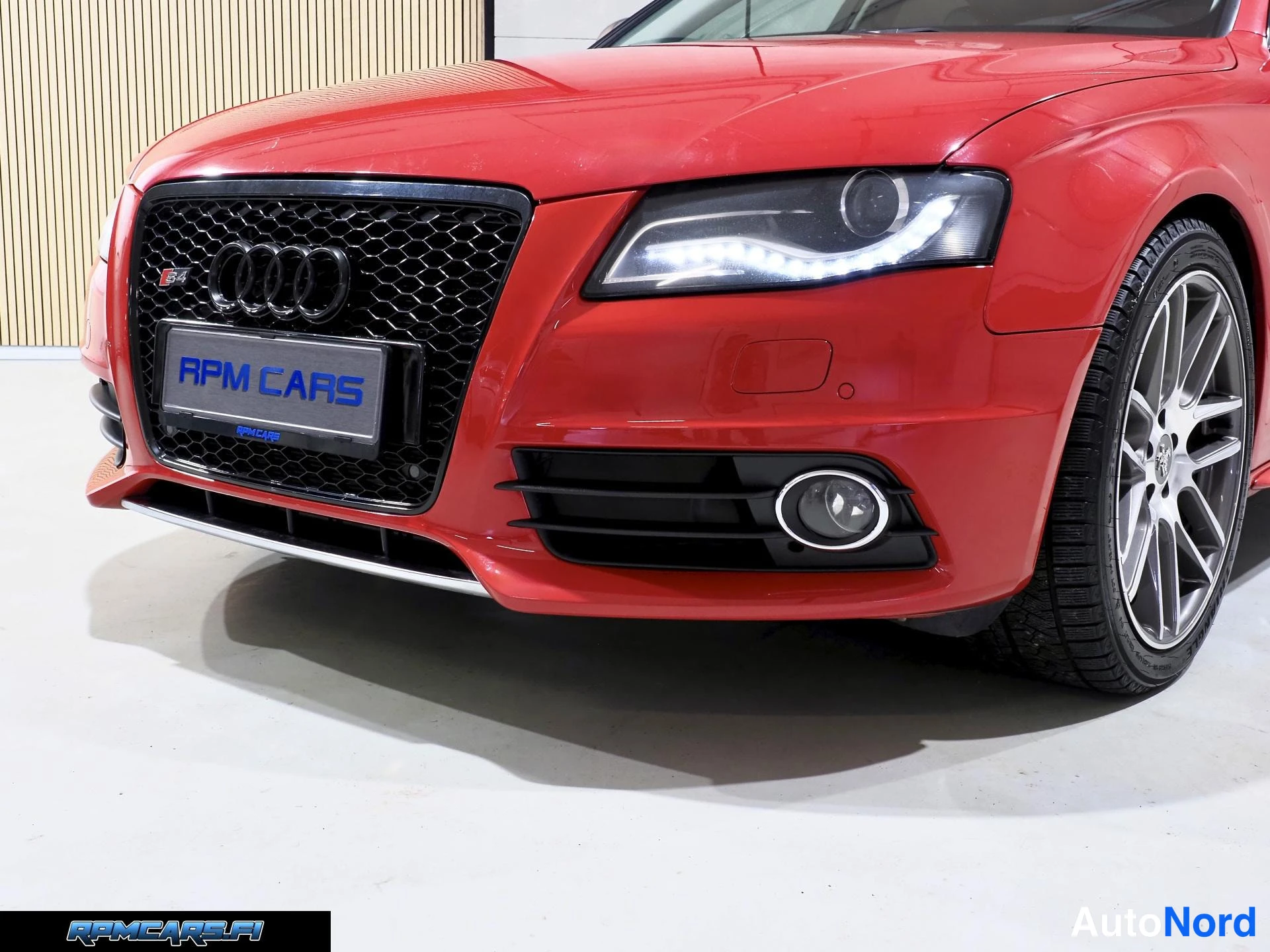 Punainen Audi S4 2009, etuviisto, keula vasemmalle, kuva 5