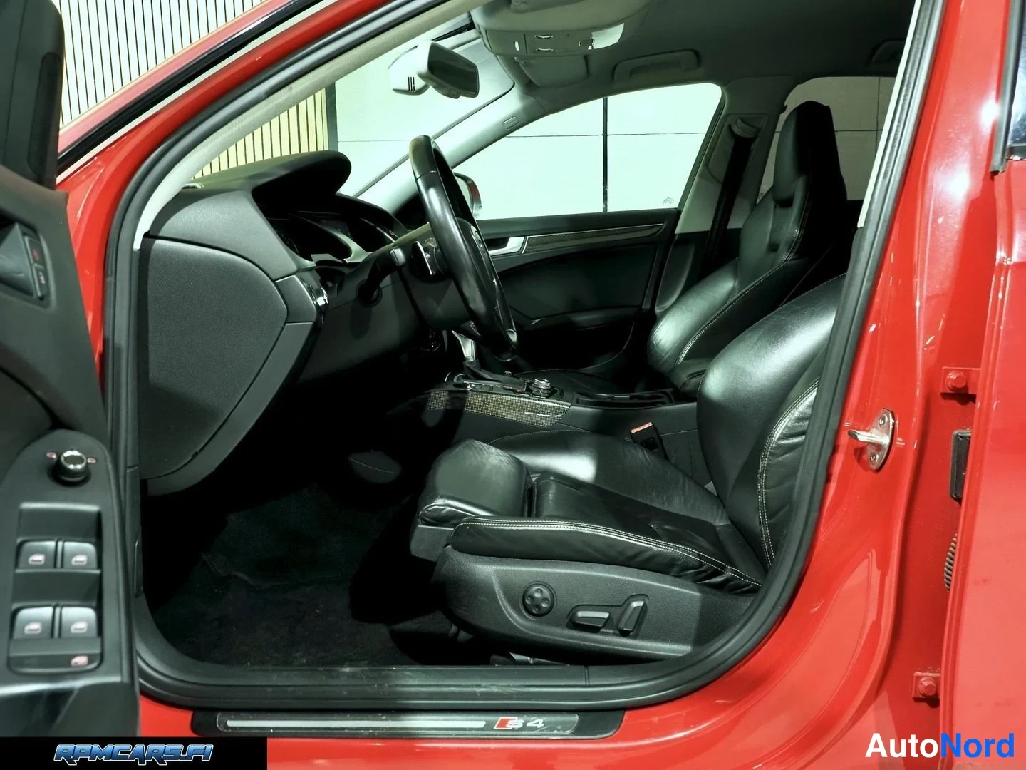 Punainen Audi S4 2009, etuistuimet, kuva 38