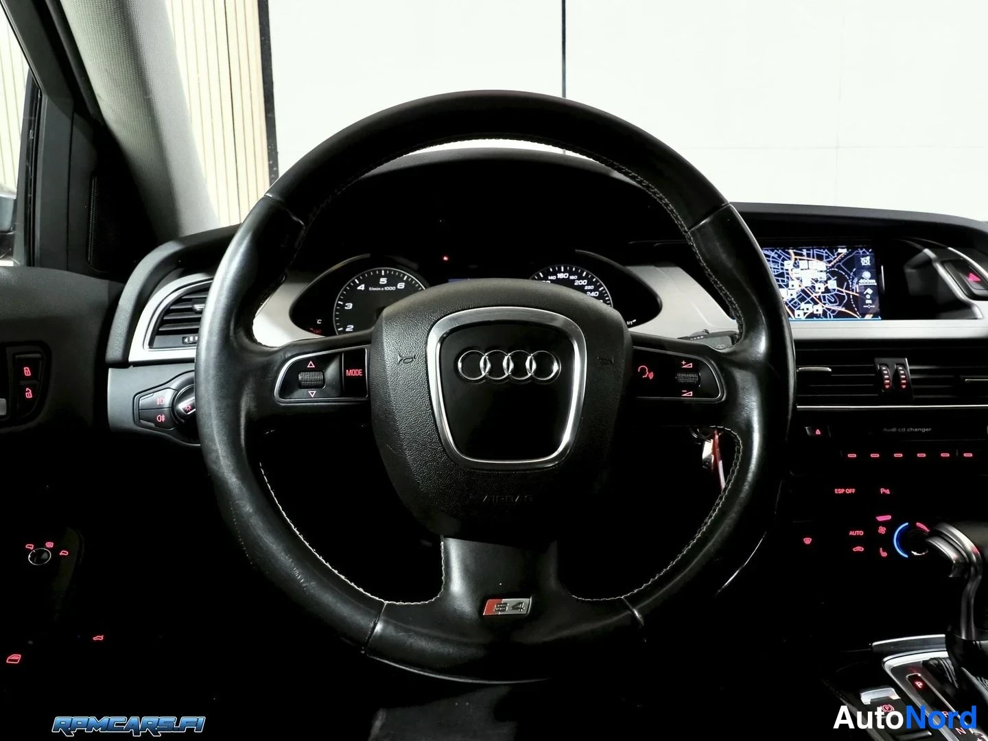 Punainen Audi S4 2009, ohjaamo, kuva 34