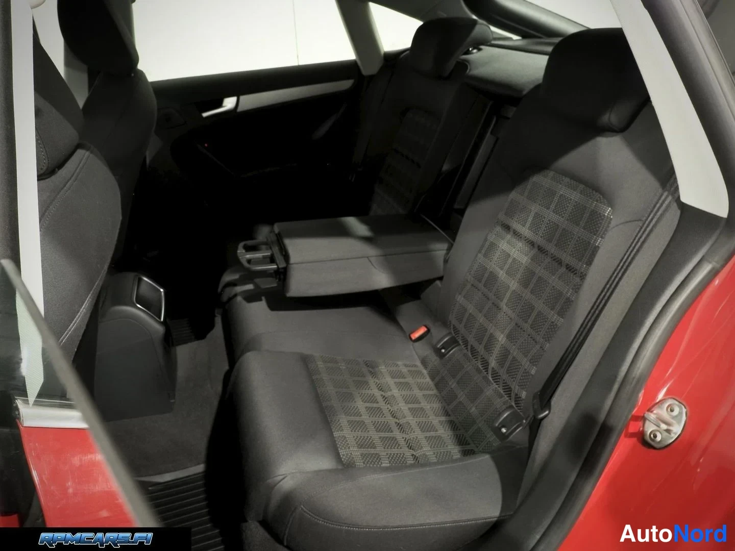Punainen Audi A5 2011, takaistuimet, kuva 35