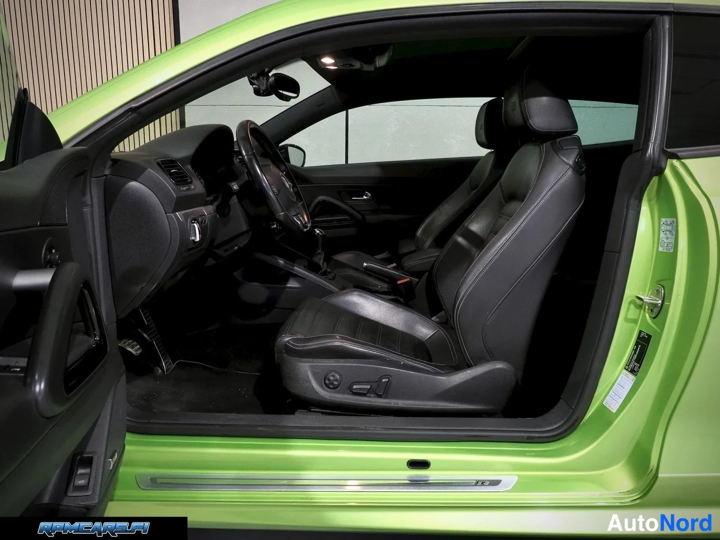 Vihreä Volkswagen Scirocco 2013, etuistuimet, kuva 38