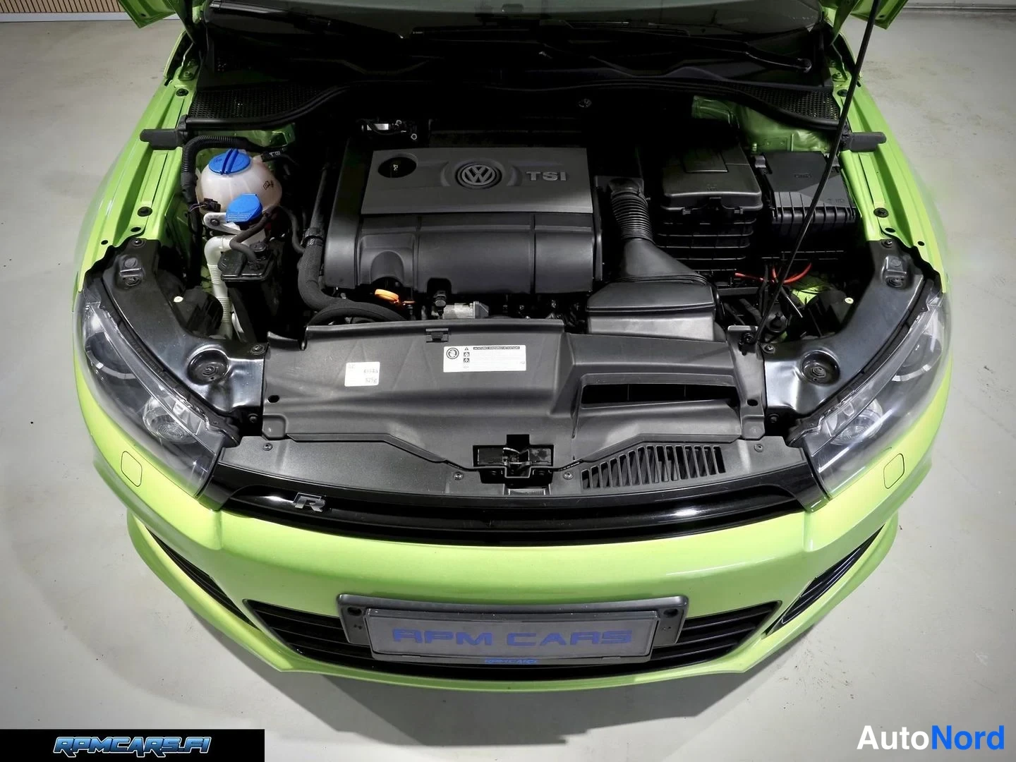Vihreä Volkswagen Scirocco 2013, moottoritila, kuva 42