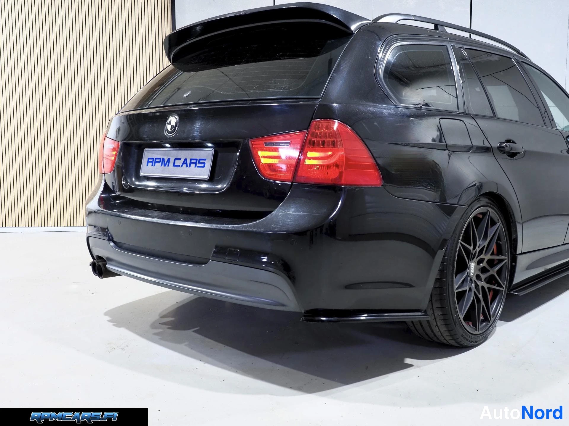 Musta BMW 330 2009, takaviisto, kuva 13