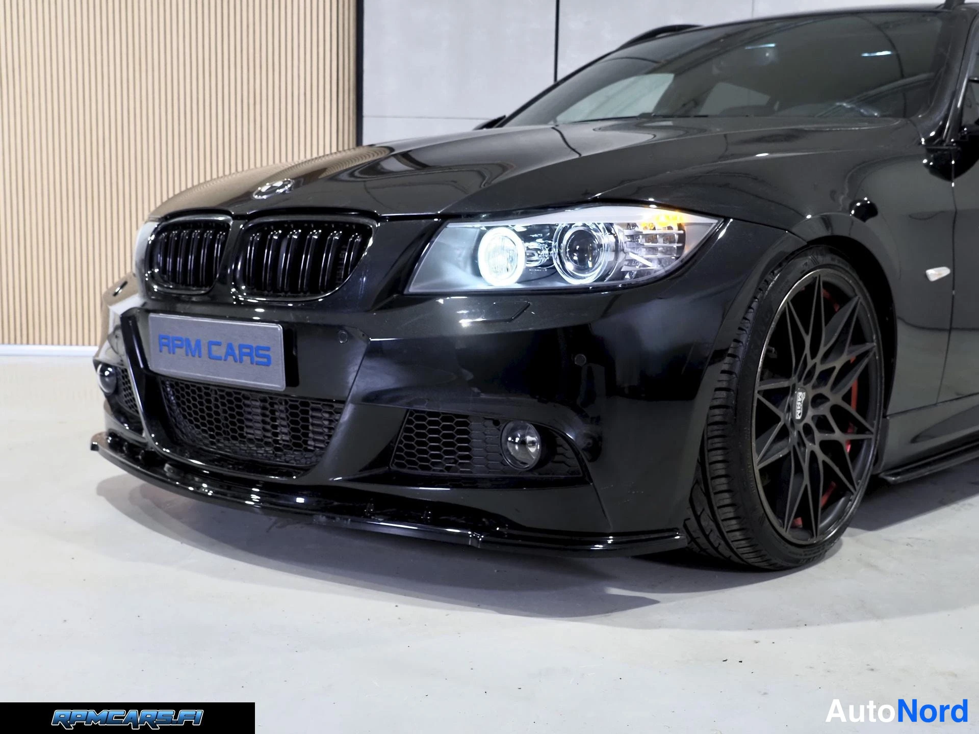 Musta BMW 330 2009, etuviisto, keula vasemmalle, kuva 2