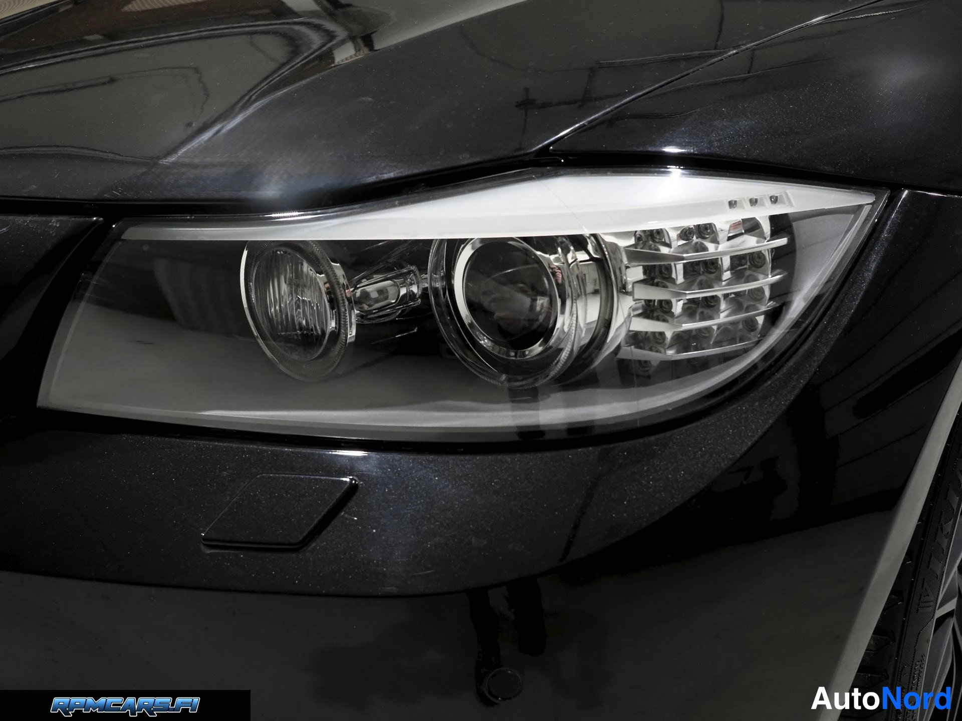 Musta BMW 330 2009, edestä, kuva 7