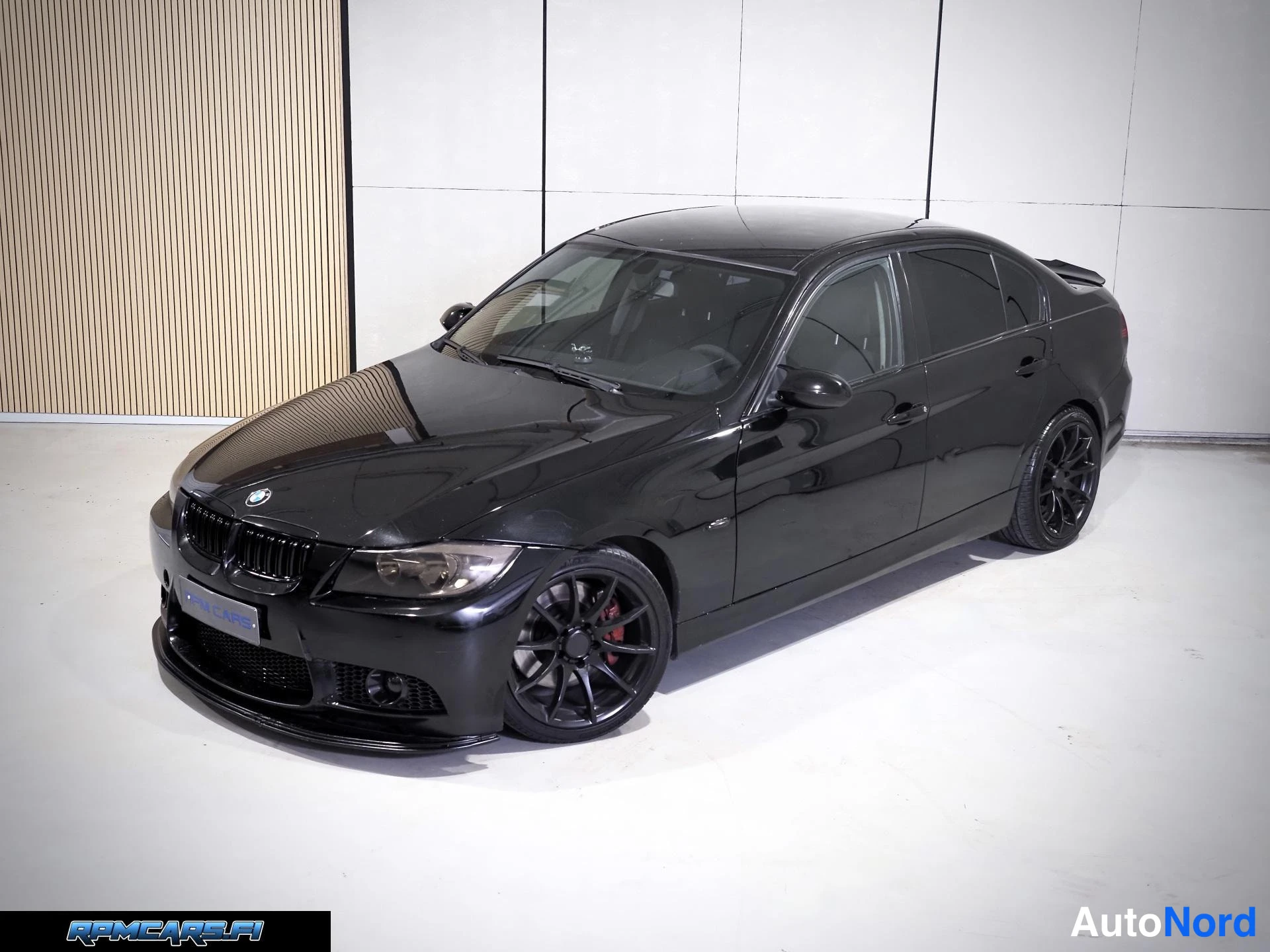 Musta BMW 335 2007, etuviisto, keula vasemmalle, kuva 2