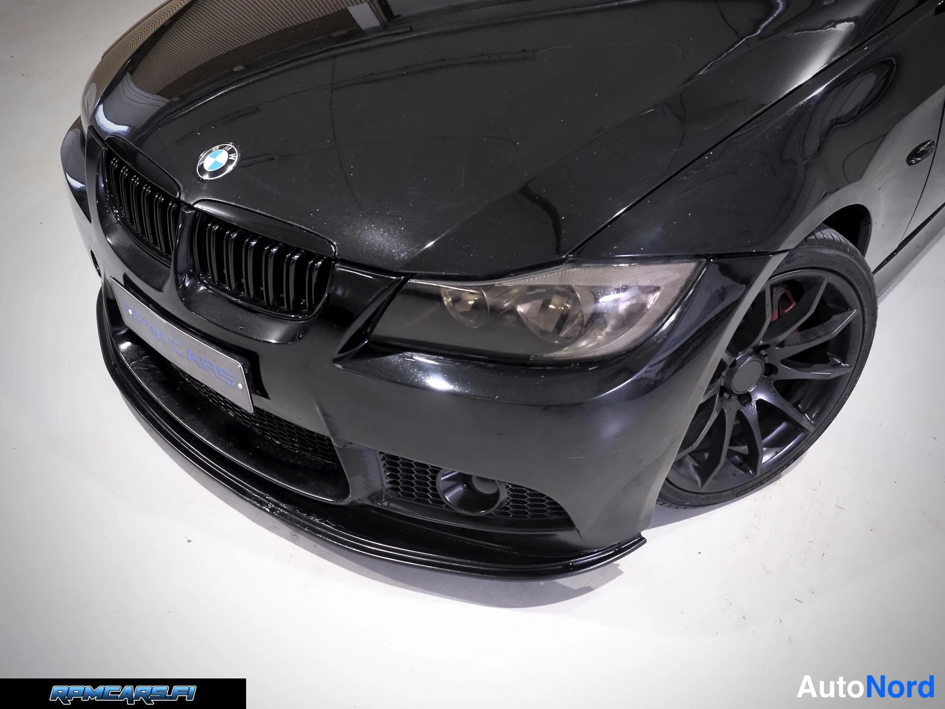 Musta BMW 335 2007, etuviisto, keula vasemmalle, kuva 4
