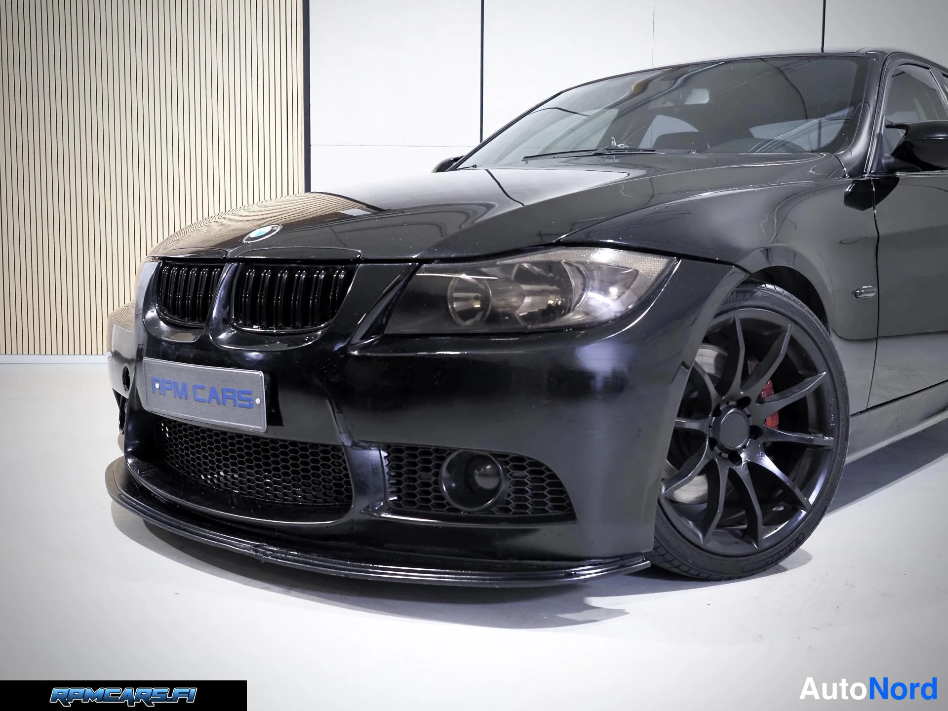 Musta BMW 335 2007, etuviisto, keula vasemmalle, kuva 5