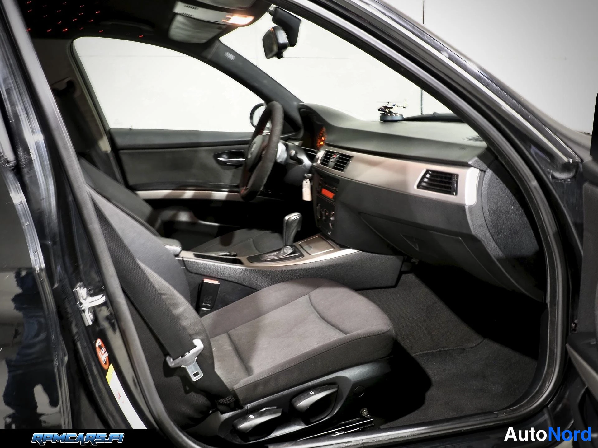 Musta BMW 335 2007, sivulta, kuva 13