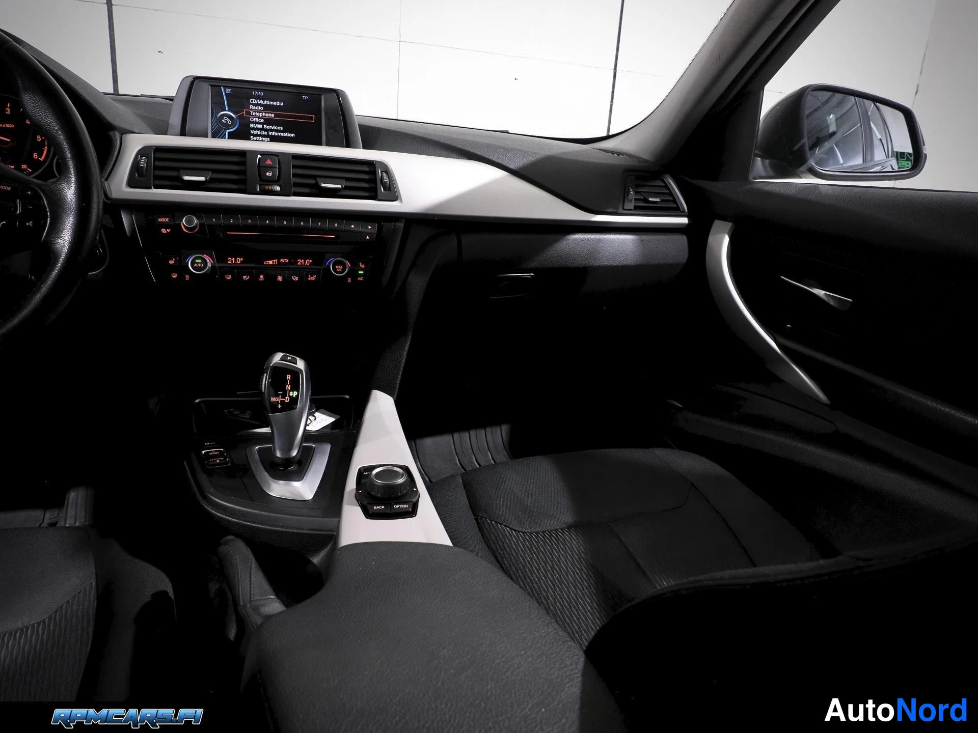 Musta BMW 320 2014, sivulta, kuva 15