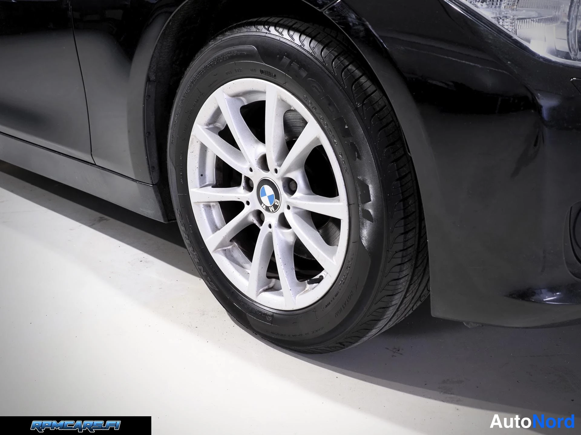 Musta BMW 320 2014, edestä, kuva 5