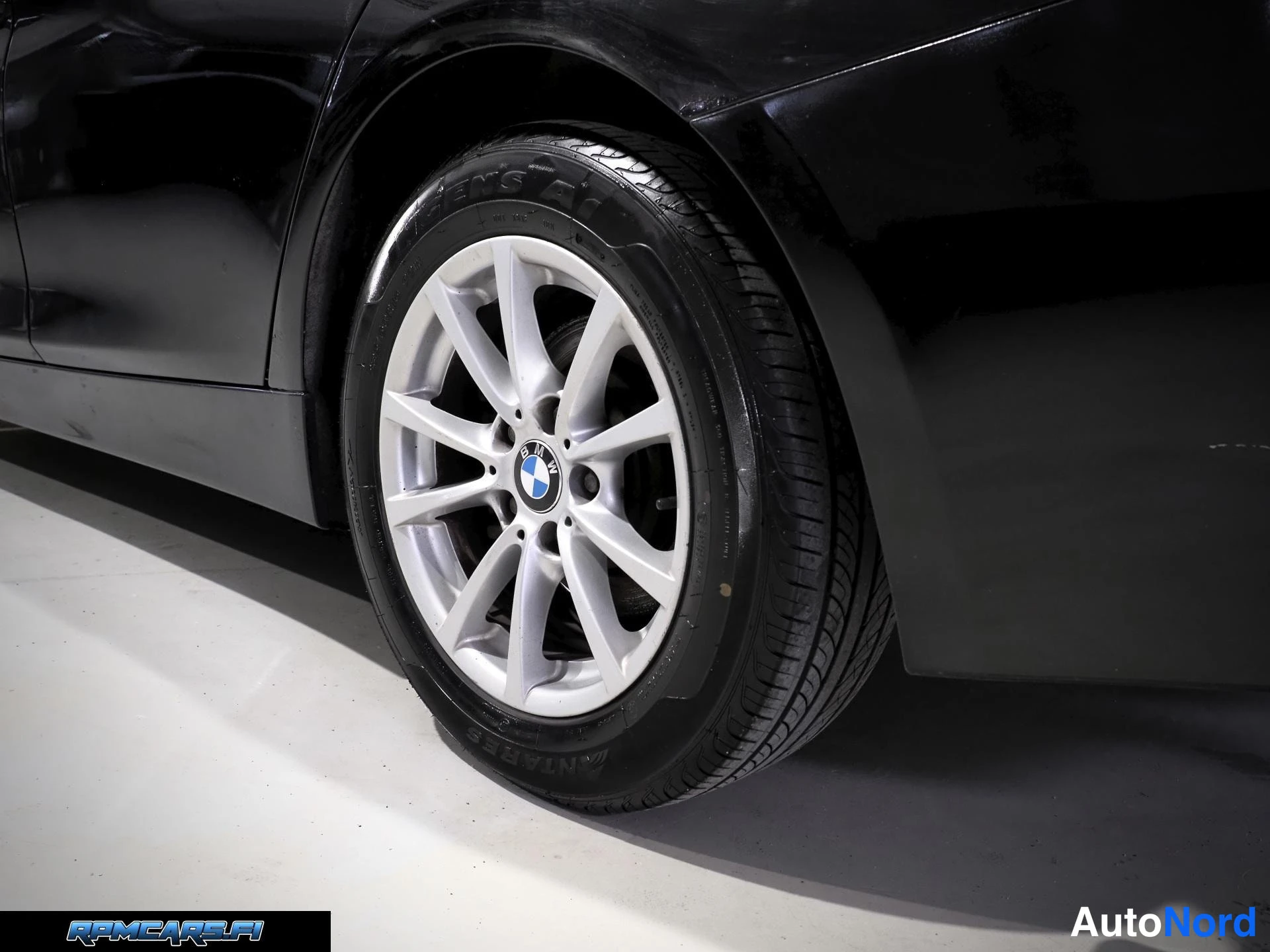 Musta BMW 320 2014, sivulta, kuva 16
