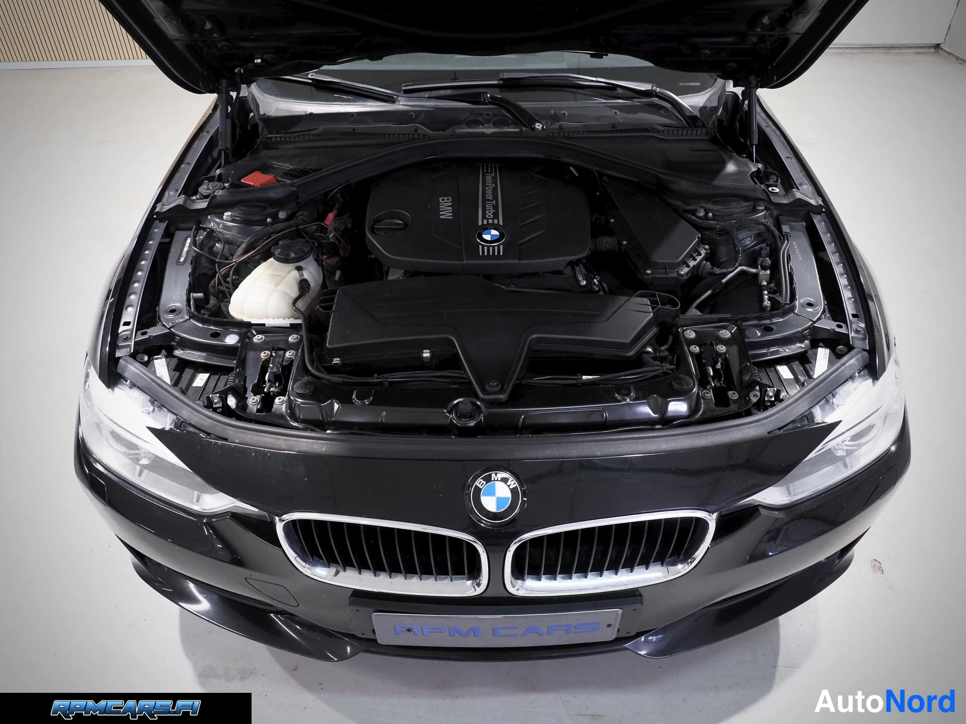 Musta BMW 320 2014, edestä, kuva 4
