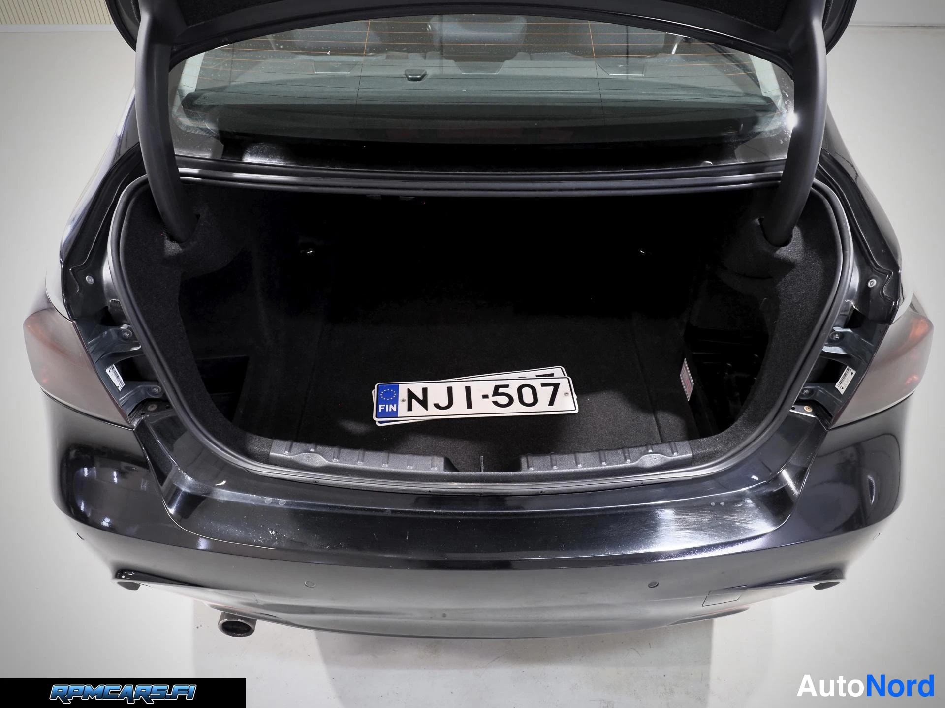 Musta BMW 320 2014, takaa, kuva 24