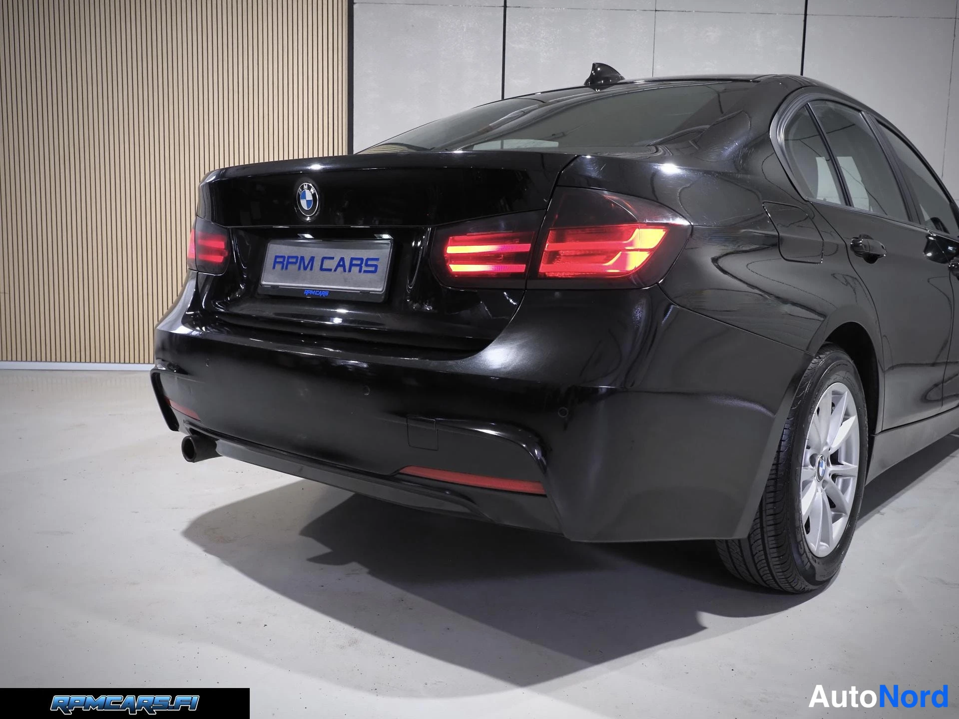 Musta BMW 320 2014, takaviisto, kuva 20