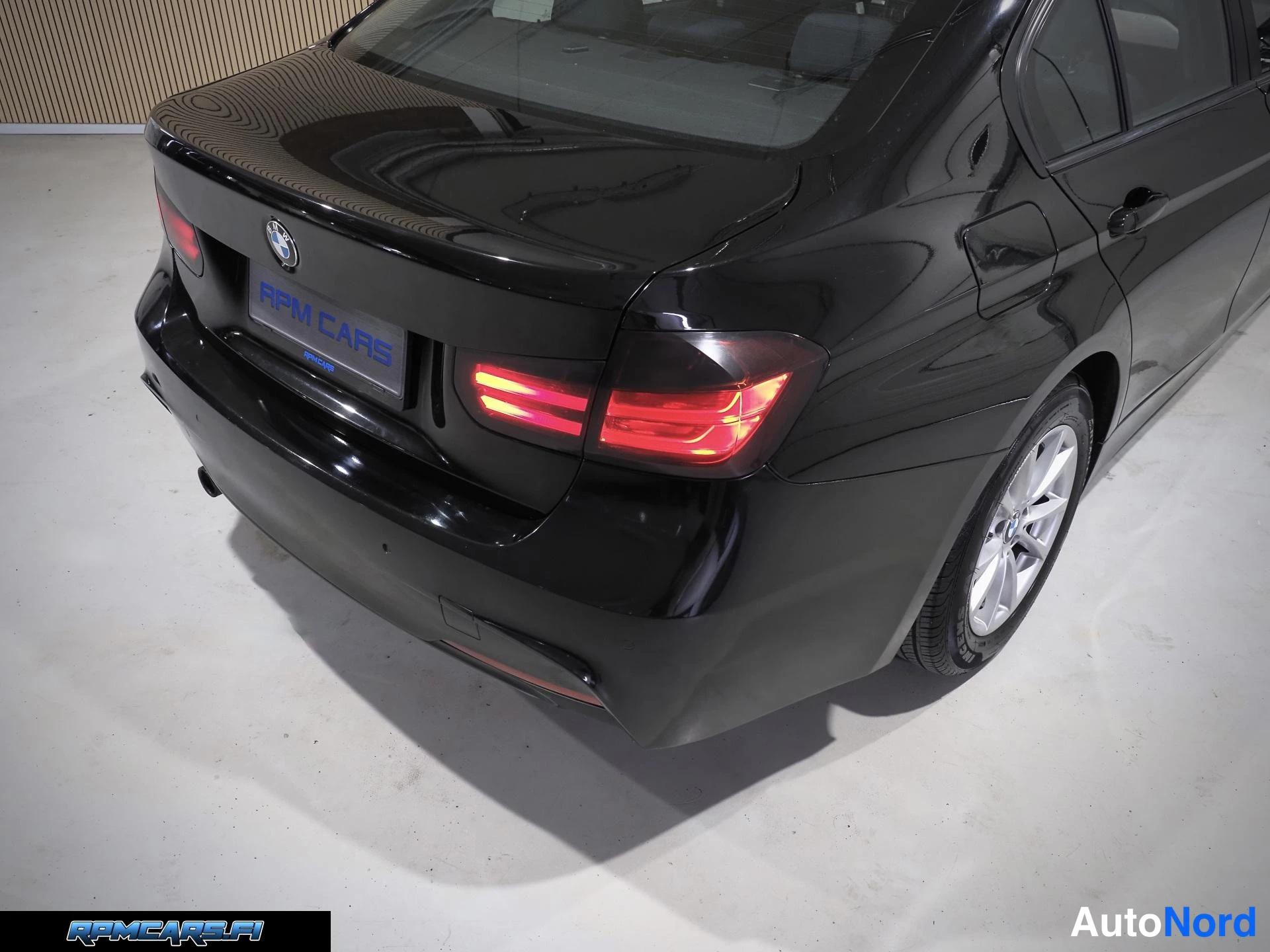 Musta BMW 320 2014, takaviisto, kuva 21