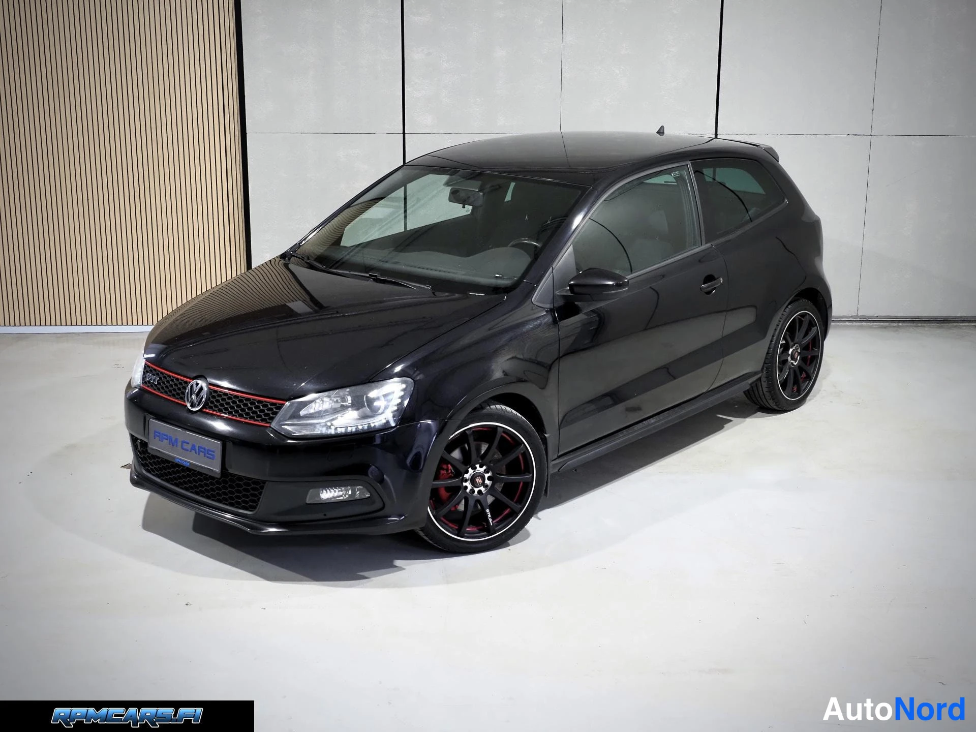 Musta Volkswagen Polo 2011, etuviisto, keula vasemmalle, kuva 2