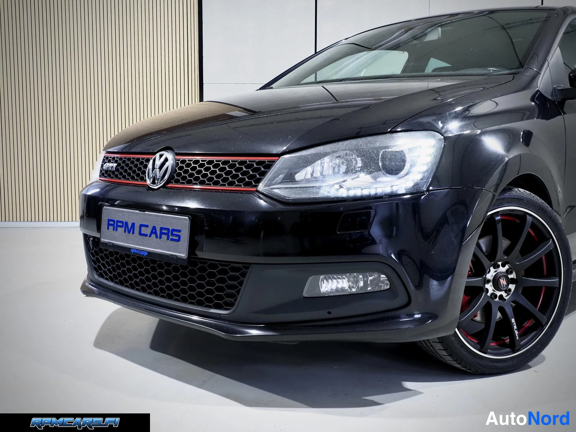 Musta Volkswagen Polo 2011, etuviisto, keula vasemmalle, kuva 4