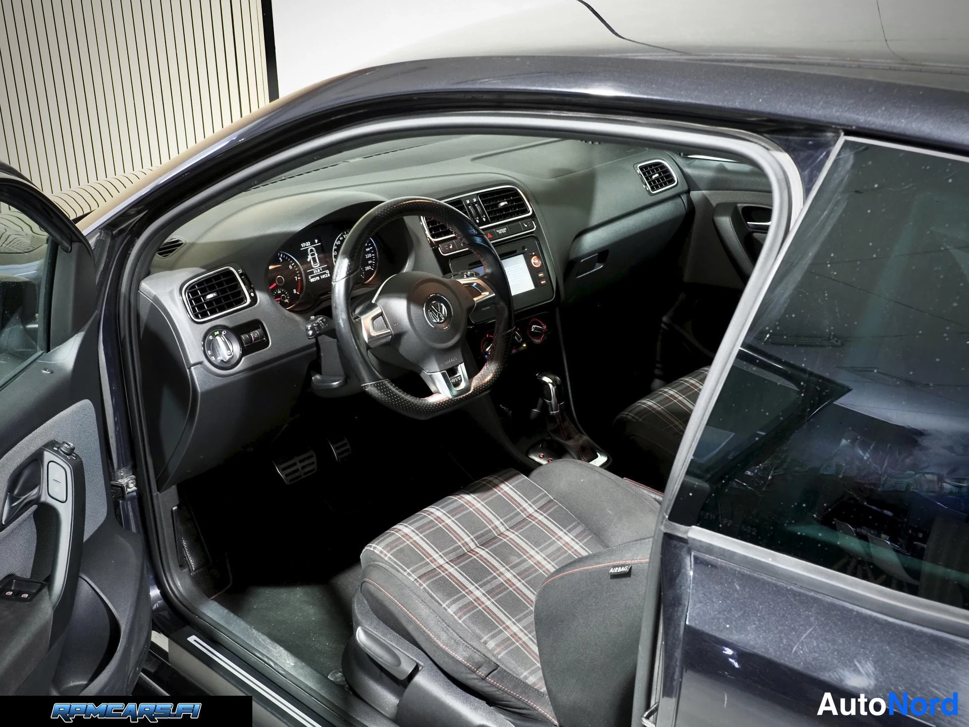 Musta Volkswagen Polo 2011, edestä, kuva 11