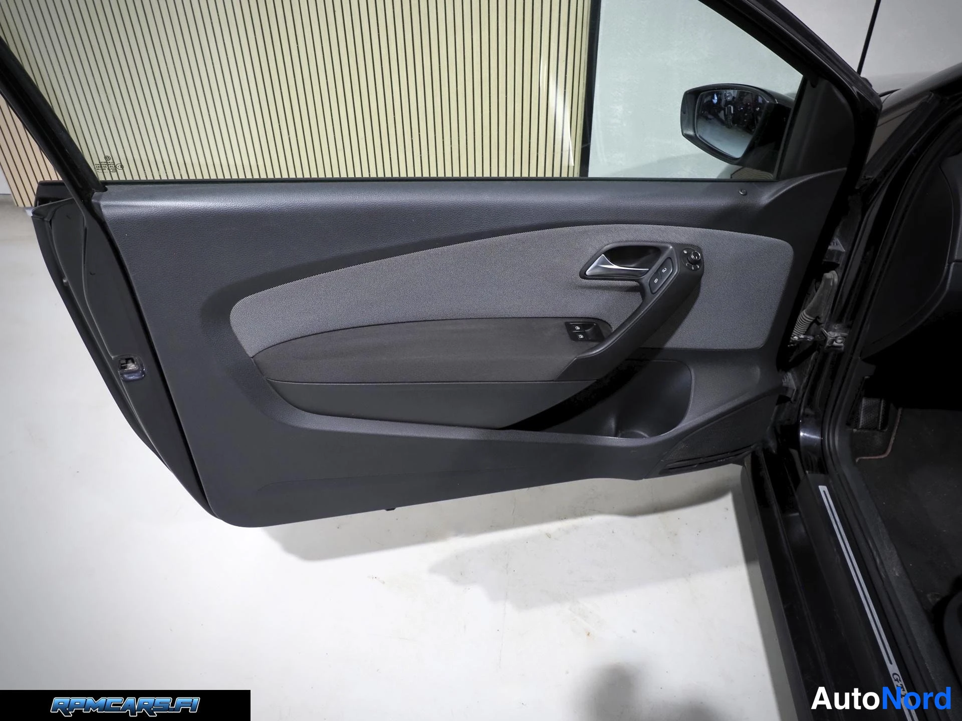 Musta Volkswagen Polo 2011, edestä, kuva 12