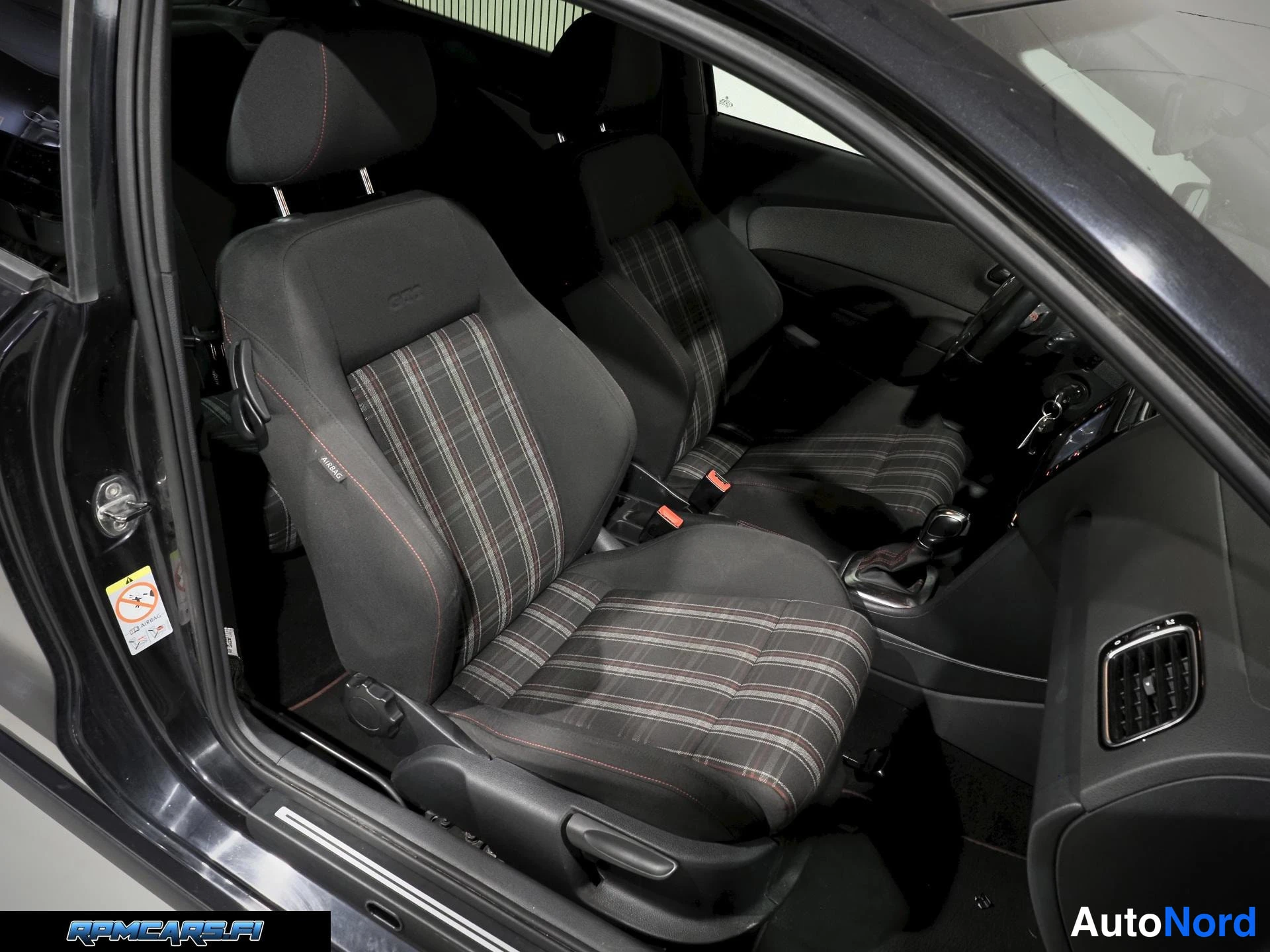 Musta Volkswagen Polo 2011, edestä, kuva 14