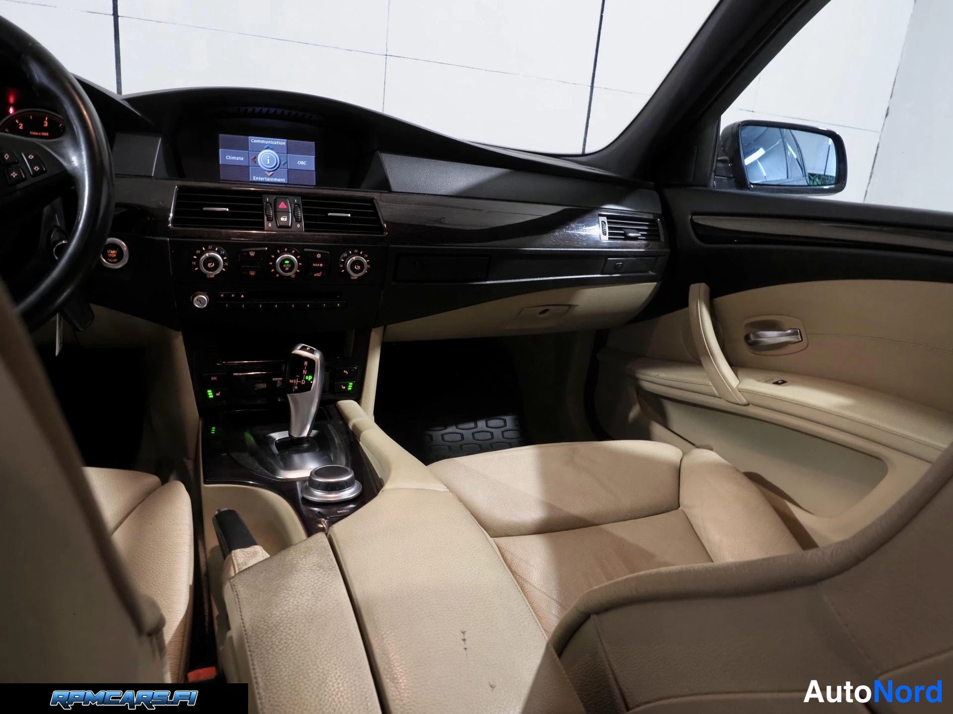Musta BMW 520 2008, yksityiskohta, kuva 23