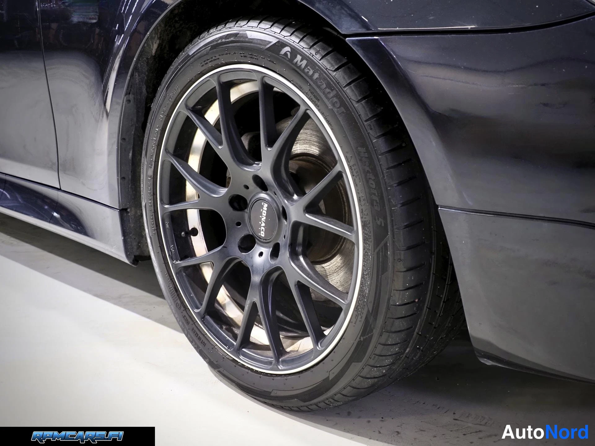 Musta BMW 520 2008, sivulta, kuva 16