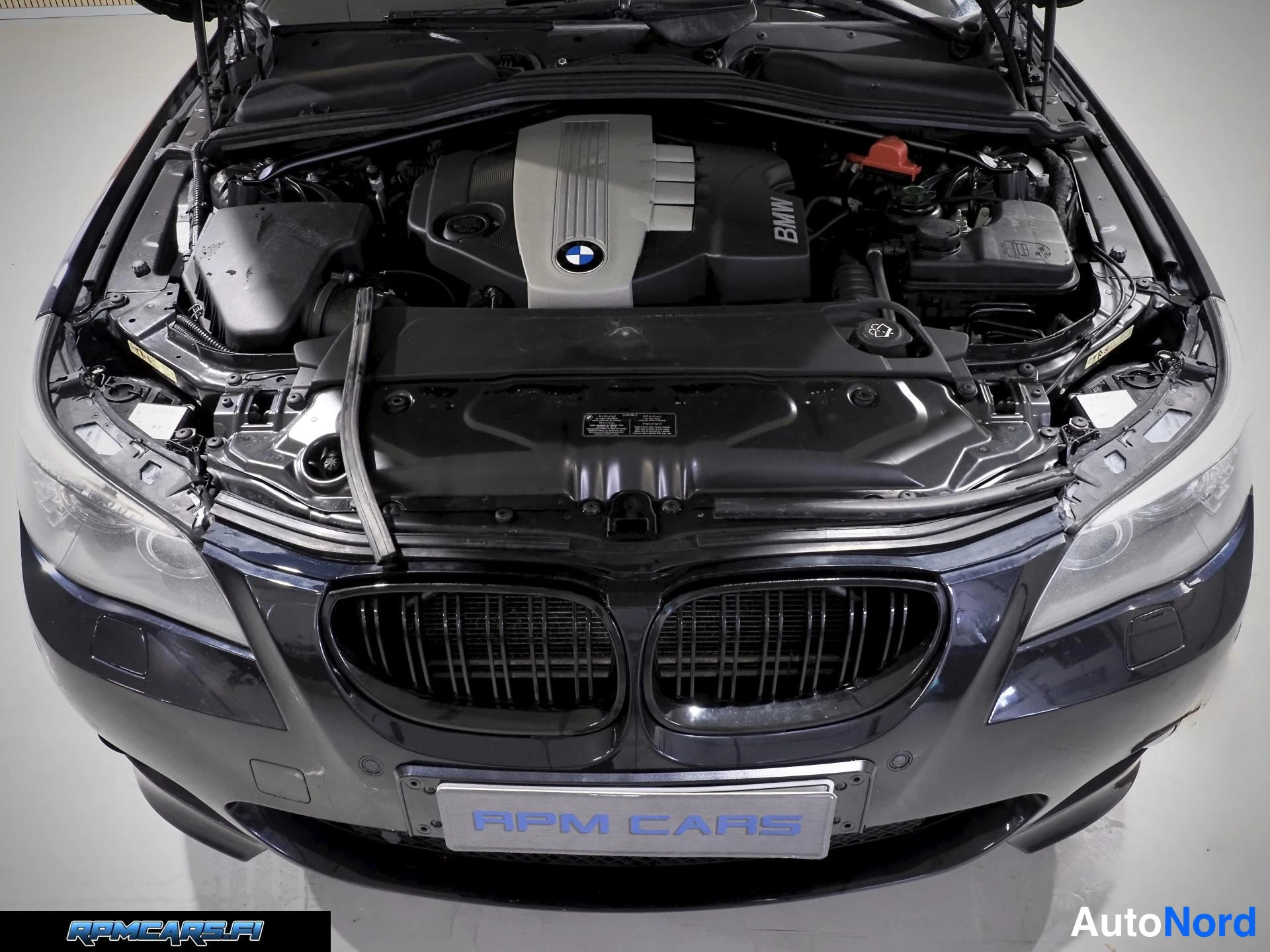 Musta BMW 520 2008, edestä, kuva 9
