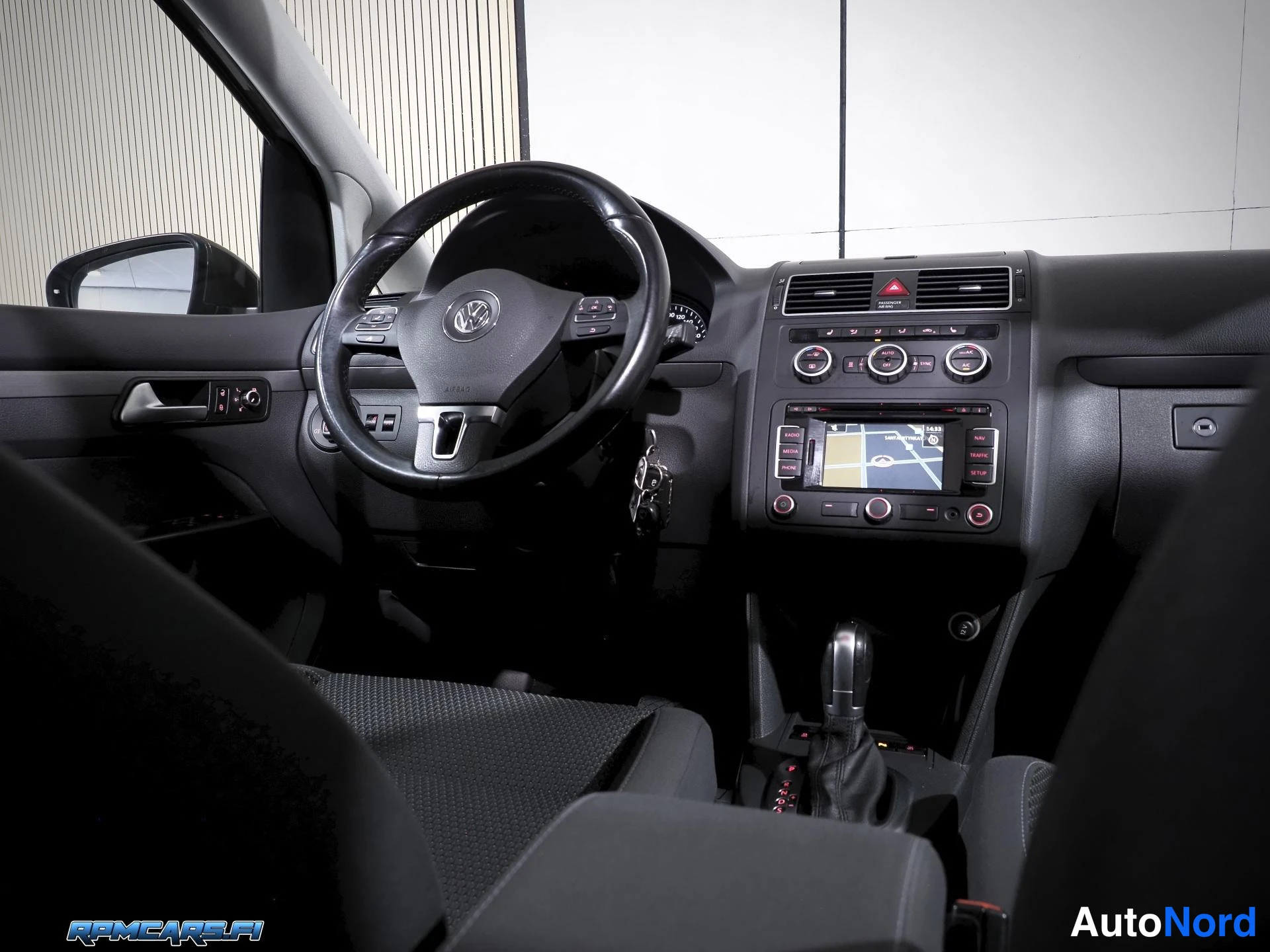 Ruskea Volkswagen Touran 2015, kuva 31