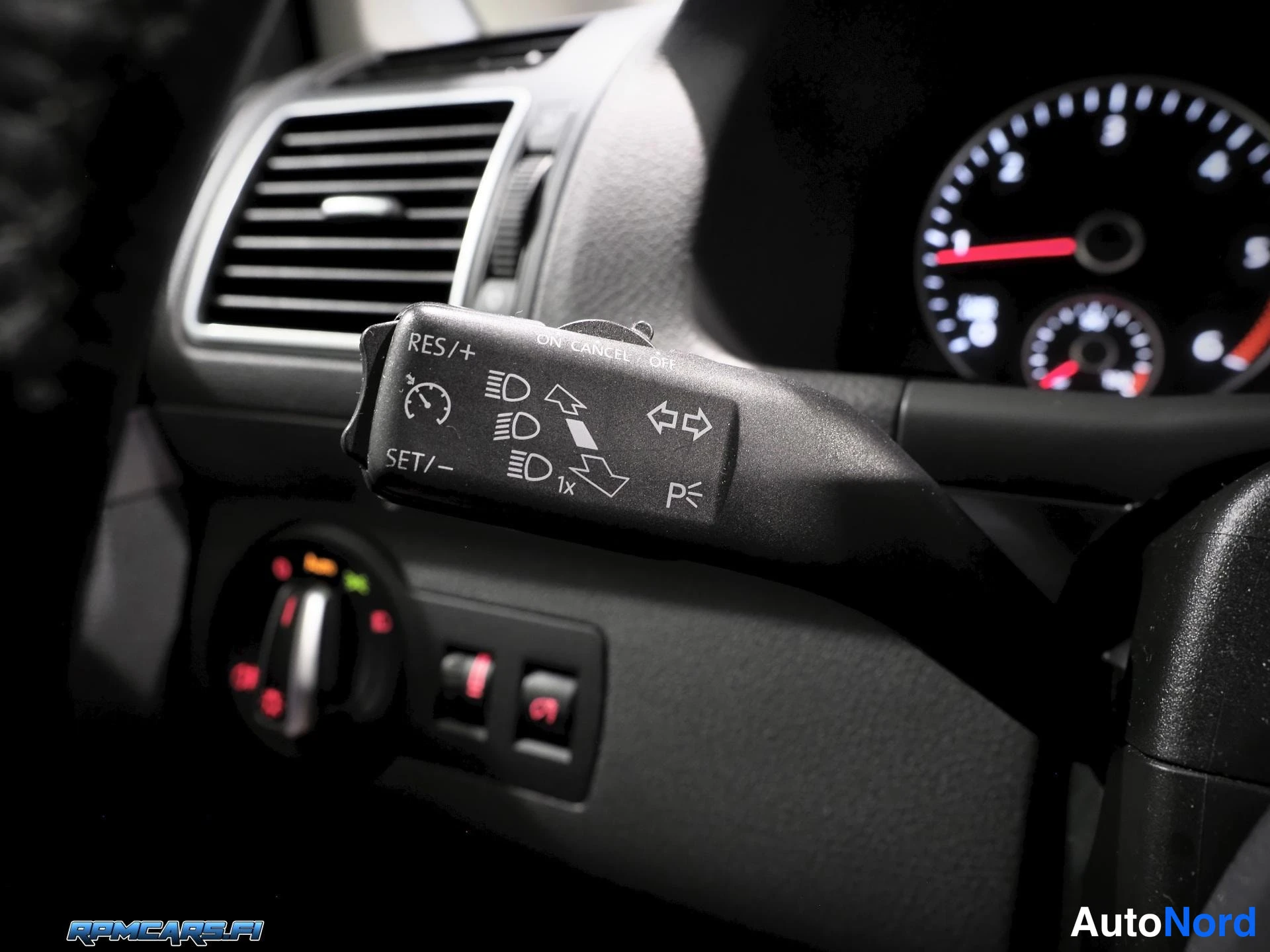 Ruskea Volkswagen Touran 2015, yksityiskohta, kuva 15