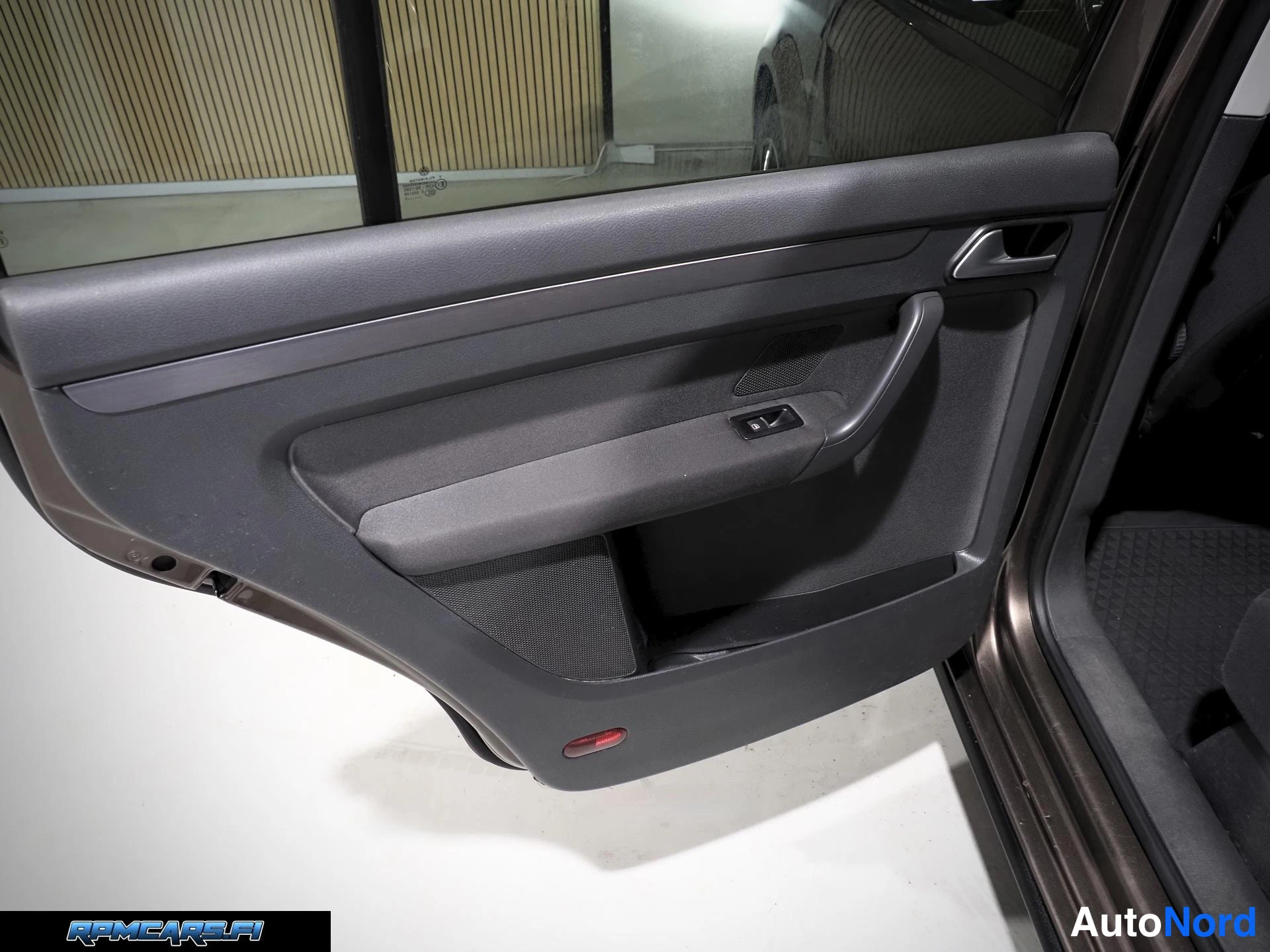 Ruskea Volkswagen Touran 2015, kuva 34