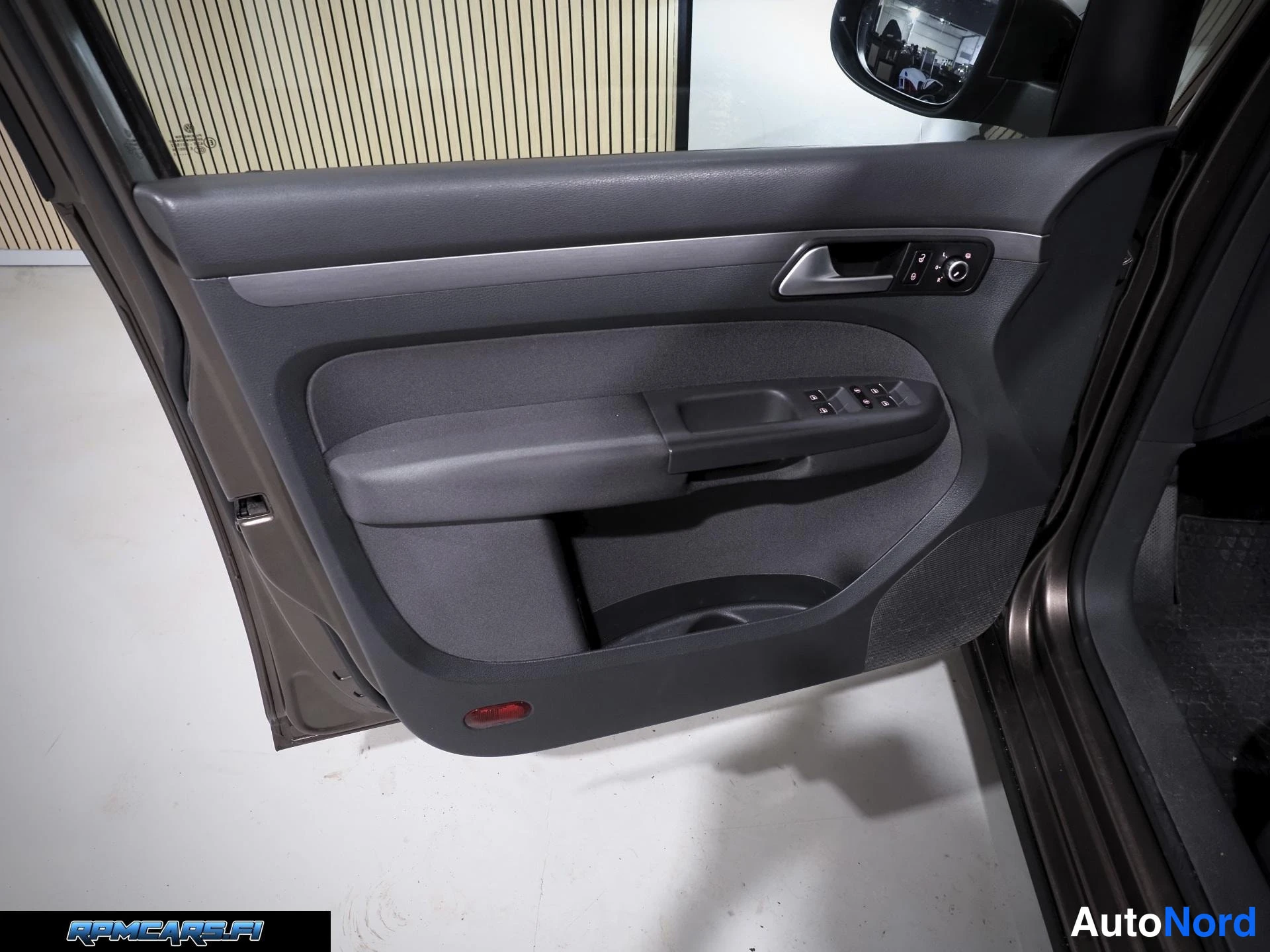 Ruskea Volkswagen Touran 2015, kuva 35