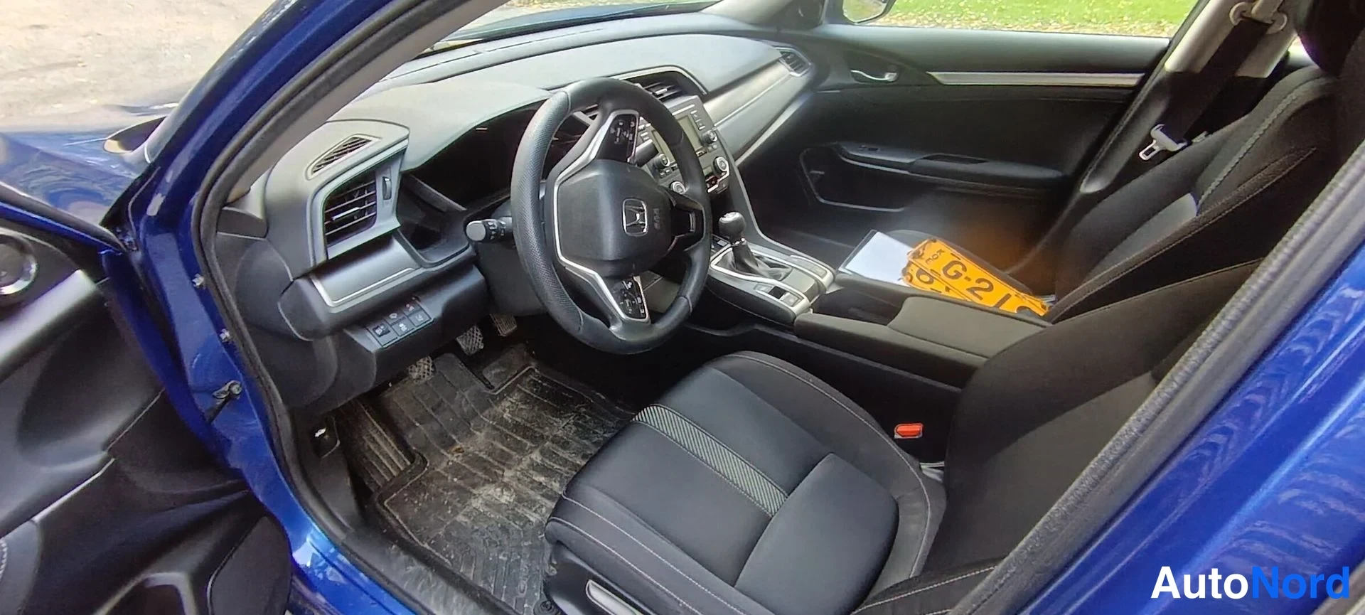 Muu: Honda Civicin sisätilat: ohjauspyörä, kojelauta ja automaattivaihteisto