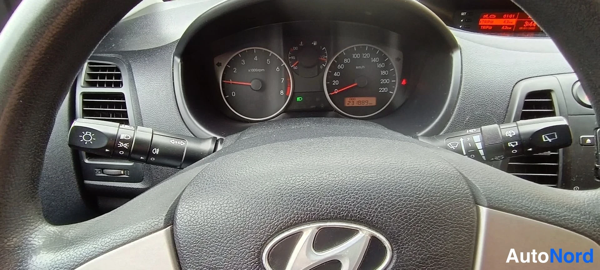 Muu: Hyundain mittaristö: nopeusmittari, kierrosmittari ja matkamittari 231889 km, ohjauspyörä Hyundai-tunnuksella.