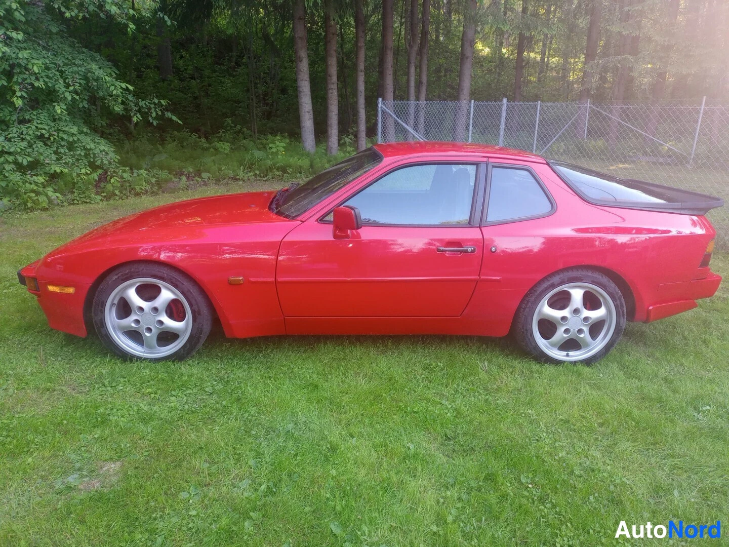 Punainen Porsche 944 1986, sivulta, kuva 4