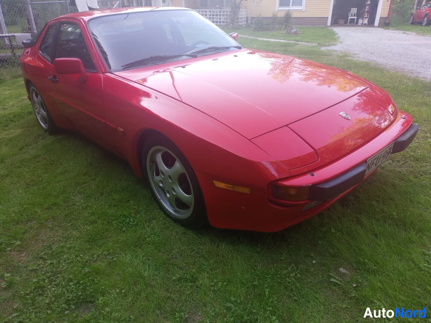 Punainen Porsche 944 1986, etuviisto, keula oikealle, kuva 2