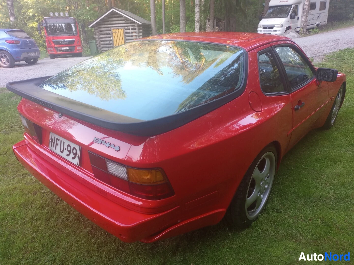 Punainen Porsche 944 1986, takaviisto, kuva 5
