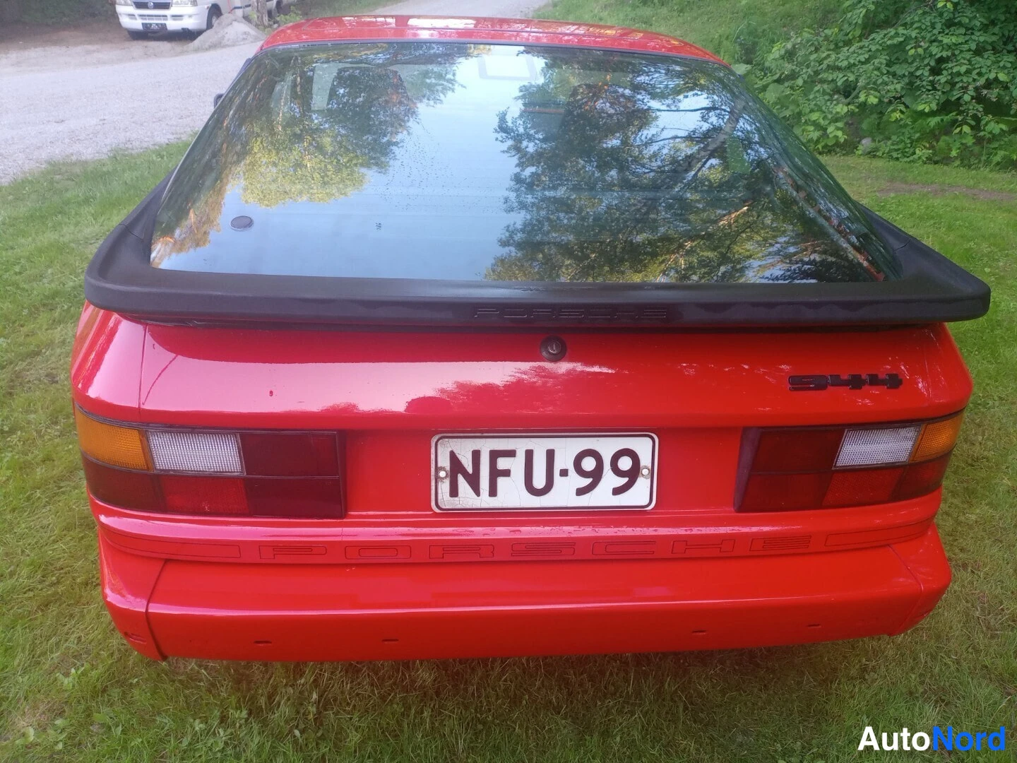 Punainen Porsche 944 1986, takaa, kuva 6