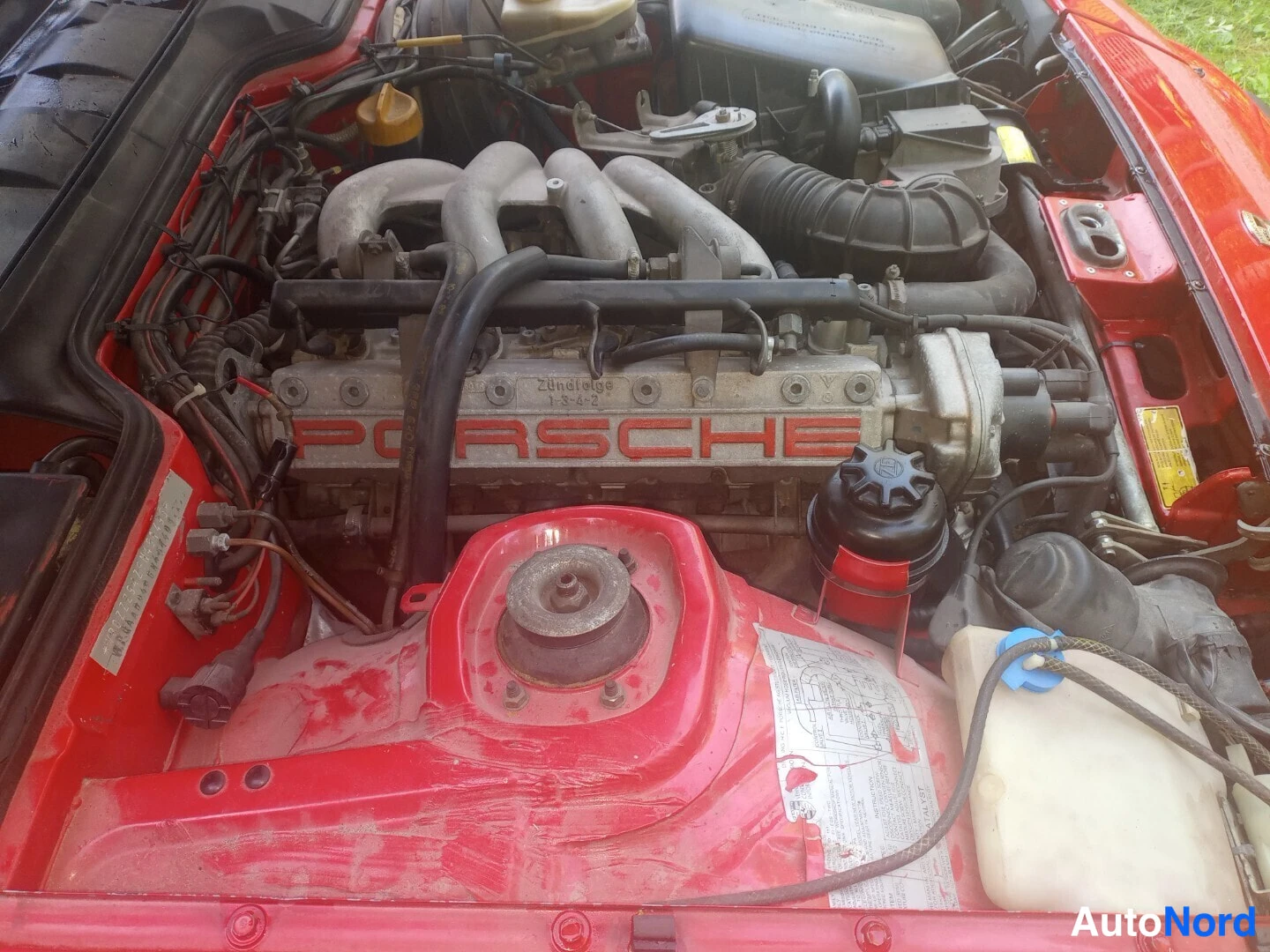 Punainen Porsche 944 1986, moottoritila, kuva 7