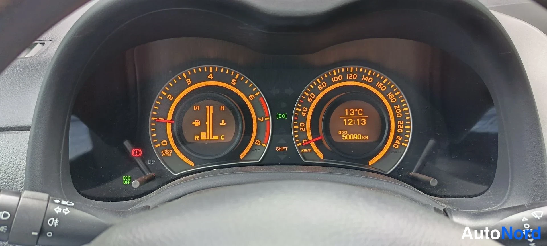 Yksityiskohta: Mittaristö: jakomittari ja nopeusmittari, matkamittari 50090 km, lämpötila 13 °C.