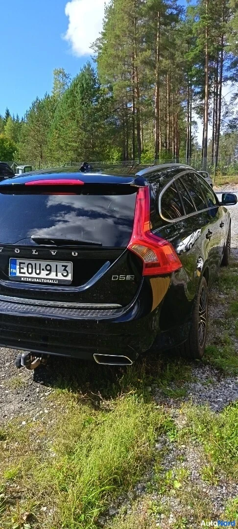 Takaviisto: Mustan farmarin takaosa ja oikea kylki, rekisteritunnus ja D5-merkintä takaluukussa.