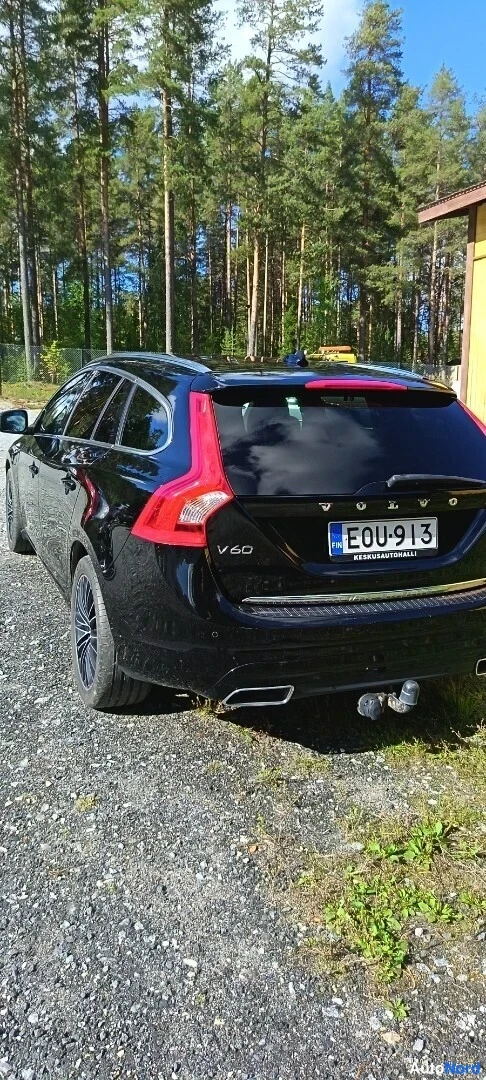 Takaviisto: Mustan farmarin takaosa vasemmalta, VOLVO- ja V60-tekstit sekä -kilpi takaluukussa.
