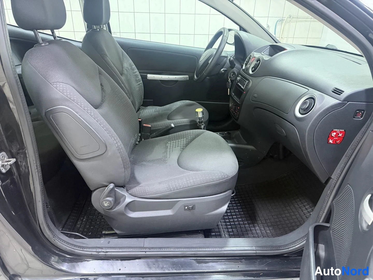 Musta Citroen C2 2008, sivulta, kuva 8