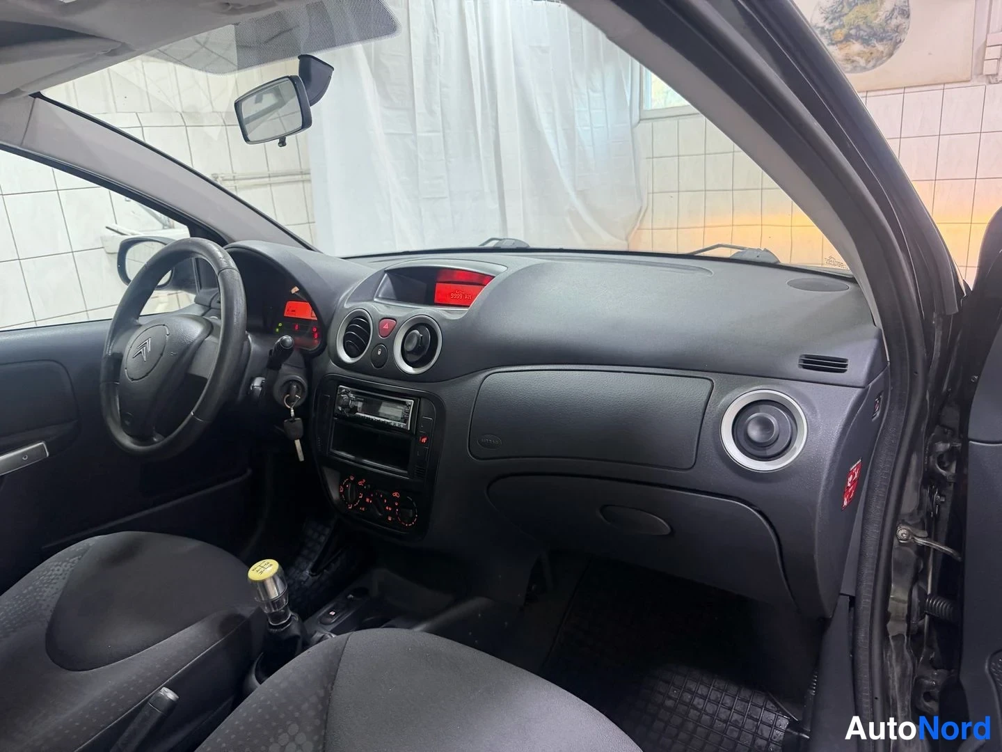 Musta Citroen C2 2008, sivulta, kuva 9
