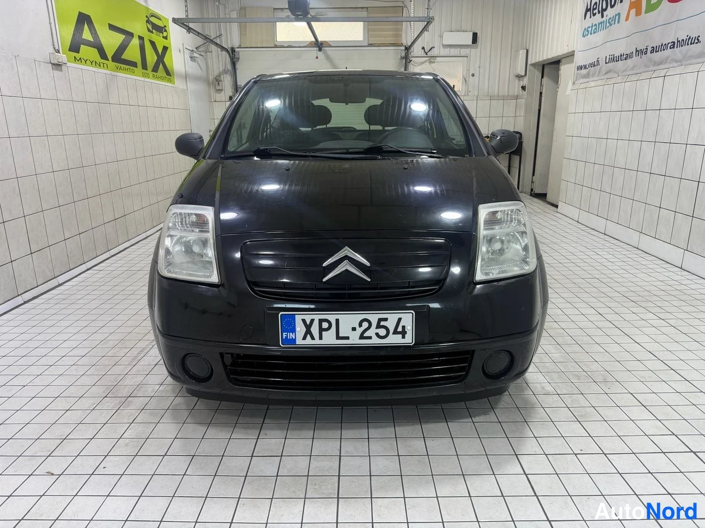 Musta Citroen C2 2008, edestä, kuva 6