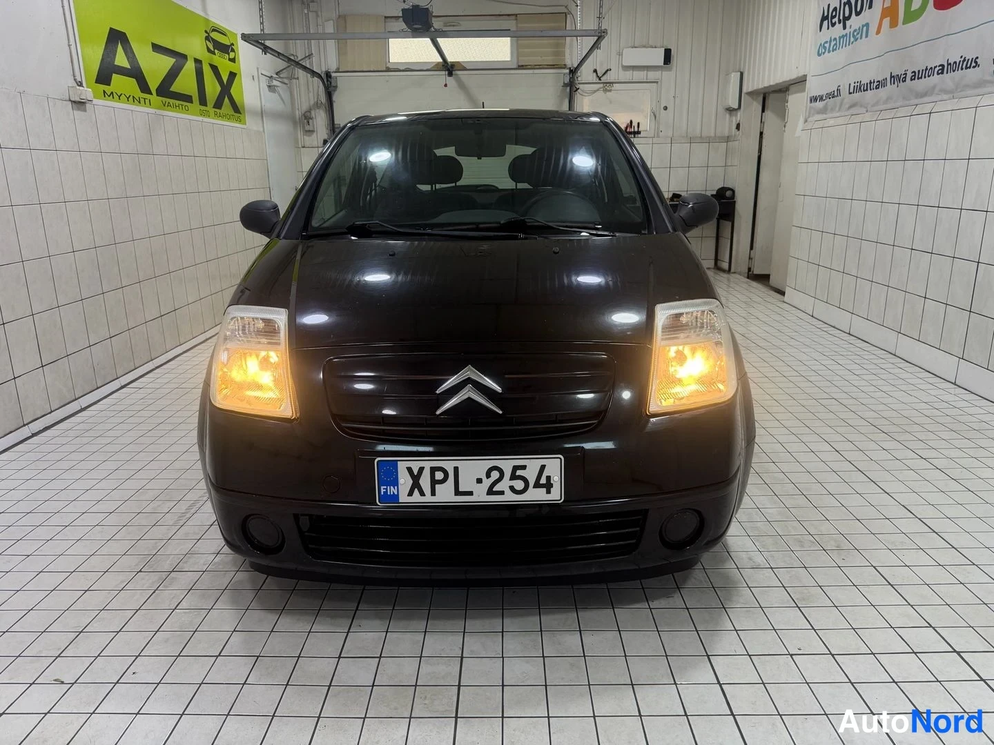 Musta Citroen C2 2008, edestä, kuva 7